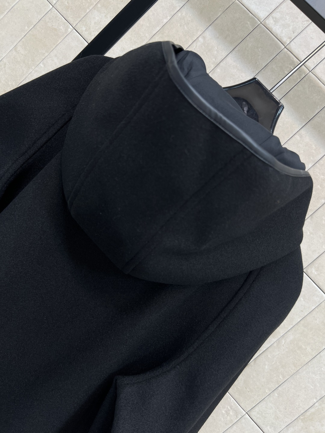 PD家 25秋冬新款 三角标连帽短夹克 连帽短款设计 胸前三角Logo低调有辨识度 袖口皮革点缀很有运动