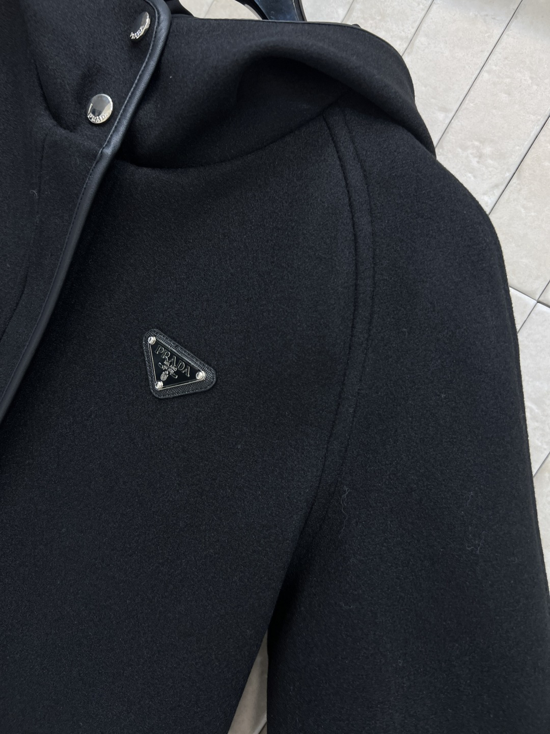 PD家 25秋冬新款 三角标连帽短夹克 连帽短款设计 胸前三角Logo低调有辨识度 袖口皮革点缀很有运动