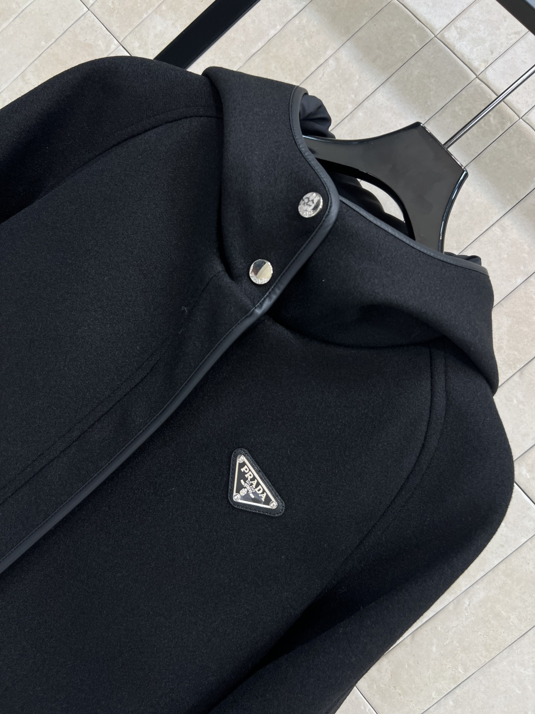 PD家 25秋冬新款 三角标连帽短夹克 连帽短款设计 胸前三角Logo低调有辨识度 袖口皮革点缀很有运动