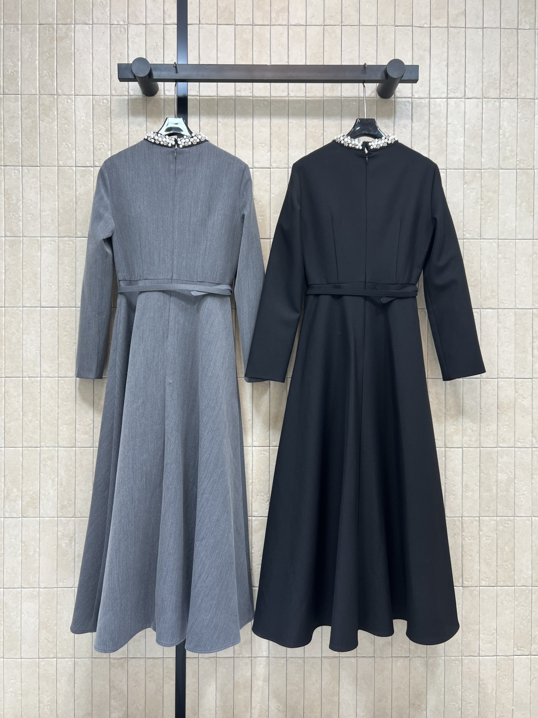 D家 25秋冬新款 圆领钉珠长款连衣裙 简约大方 A字裙型腰带收腰设计 优雅显瘦 领口手工钉珠 细节满分