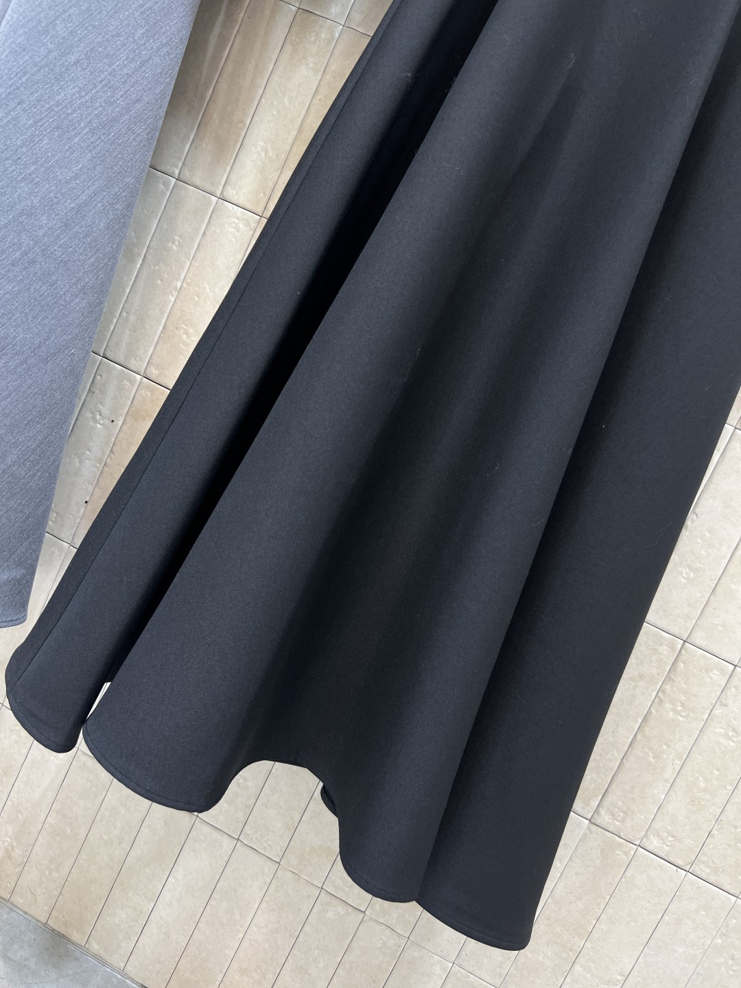 D家 25秋冬新款 圆领钉珠长款连衣裙 简约大方 A字裙型腰带收腰设计 优雅显瘦 领口手工钉珠 细节满分