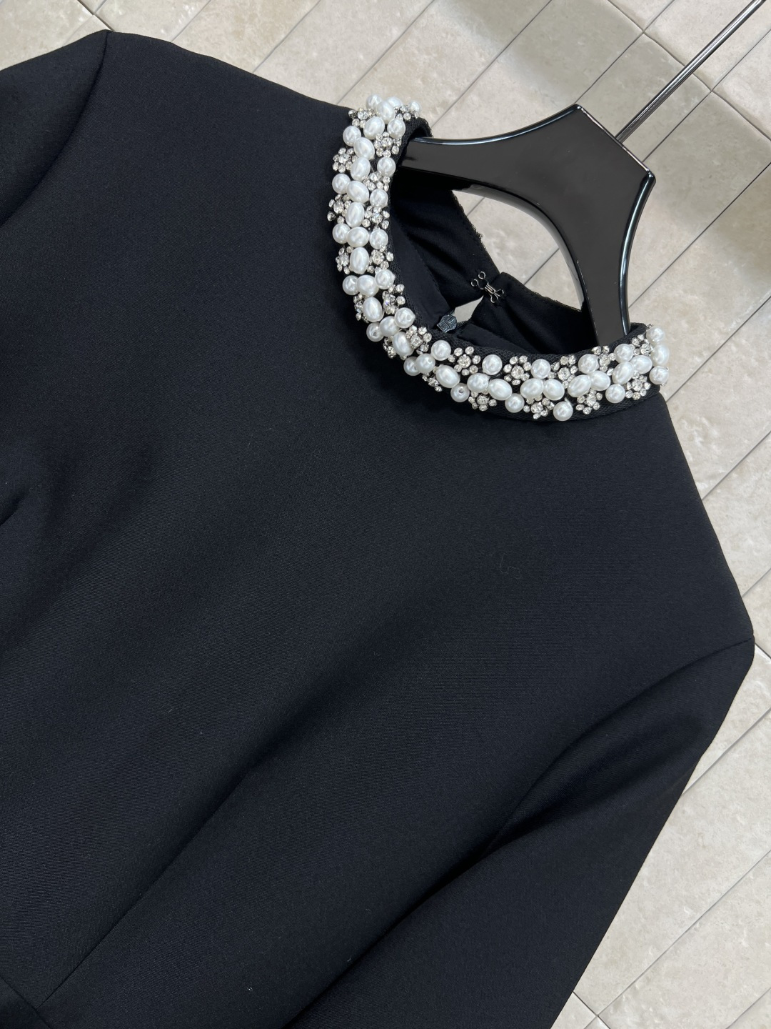 D家 25秋冬新款 圆领钉珠长款连衣裙 简约大方 A字裙型腰带收腰设计 优雅显瘦 领口手工钉珠 细节满分