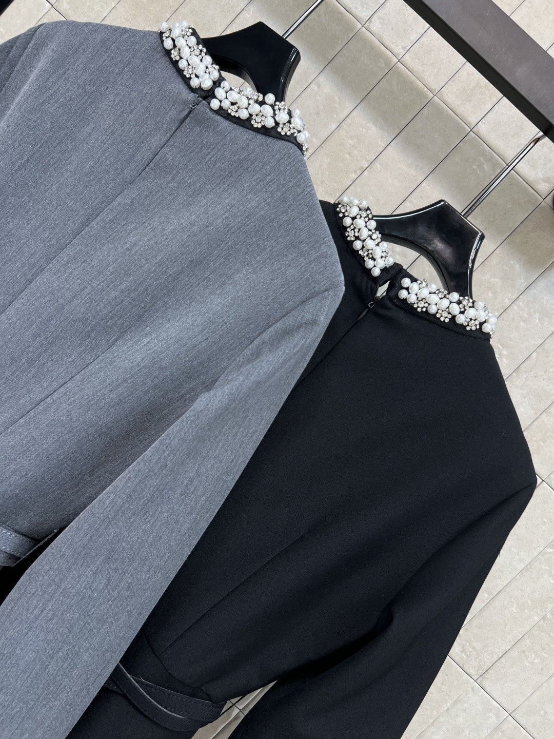 D家 25秋冬新款 圆领钉珠长款连衣裙 简约大方 A字裙型腰带收腰设计 优雅显瘦 领口手工钉珠 细节满分