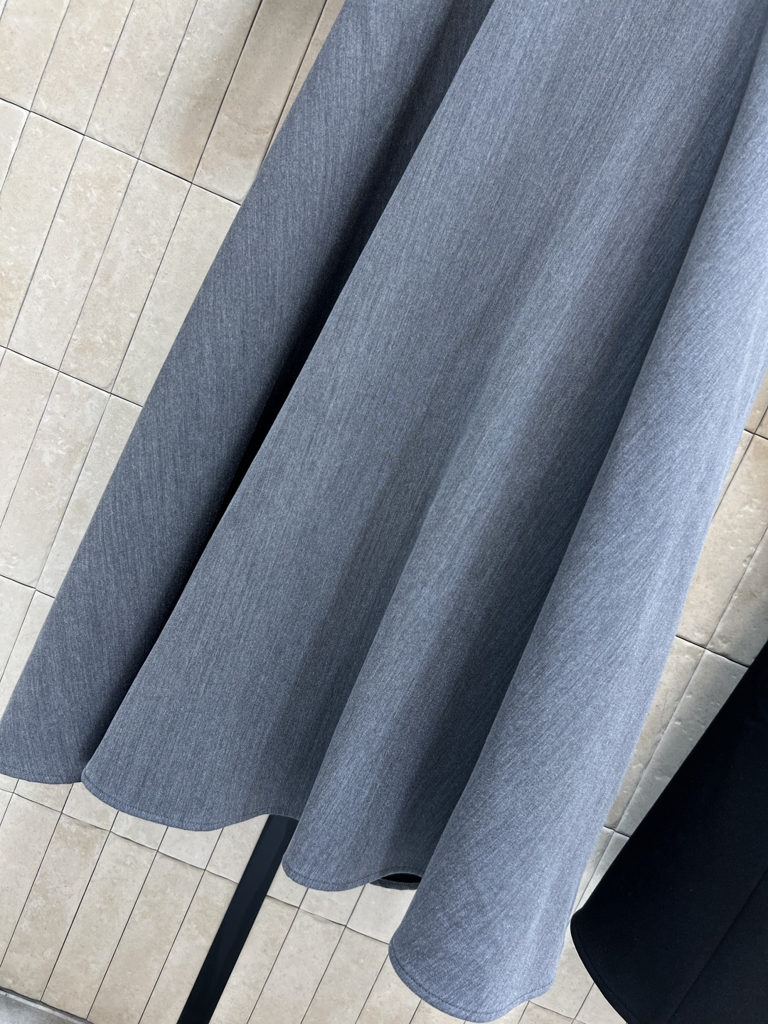 D家 25秋冬新款 圆领钉珠长款连衣裙 简约大方 A字裙型腰带收腰设计 优雅显瘦 领口手工钉珠 细节满分