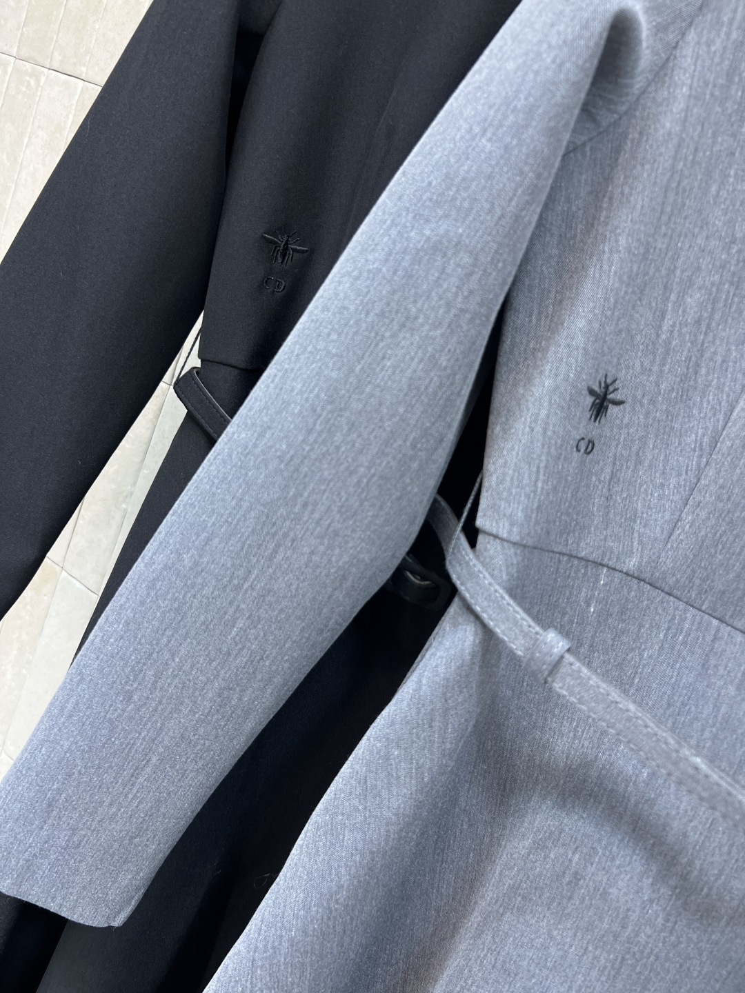 D家 25秋冬新款 圆领钉珠长款连衣裙 简约大方 A字裙型腰带收腰设计 优雅显瘦 领口手工钉珠 细节满分