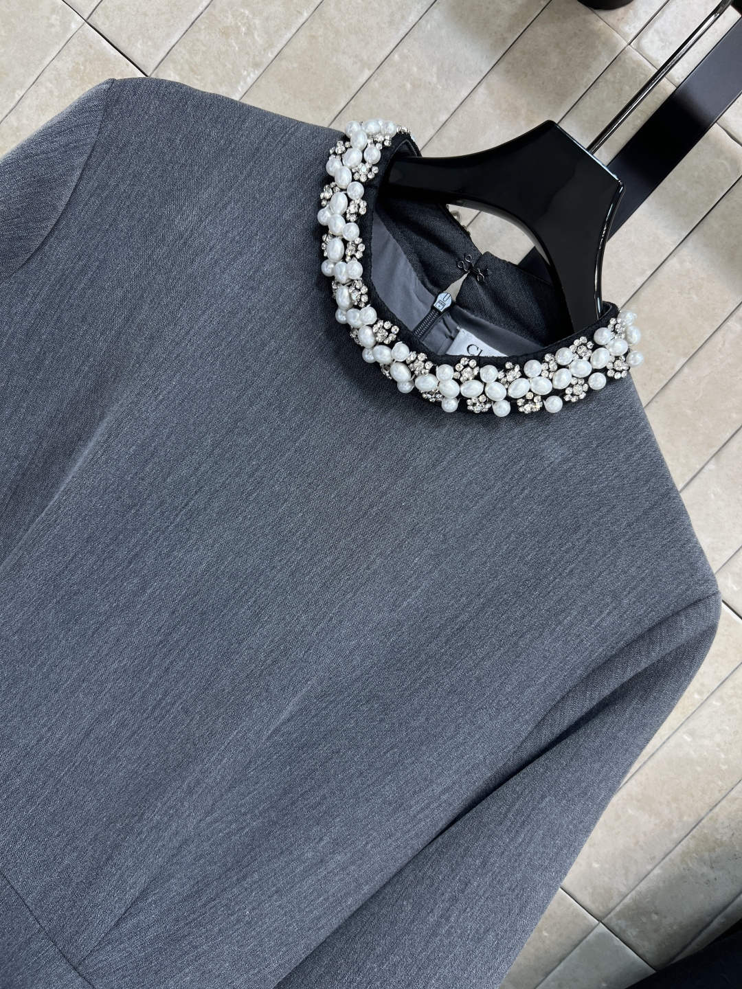 D家 25秋冬新款 圆领钉珠长款连衣裙 简约大方 A字裙型腰带收腰设计 优雅显瘦 领口手工钉珠 细节满分