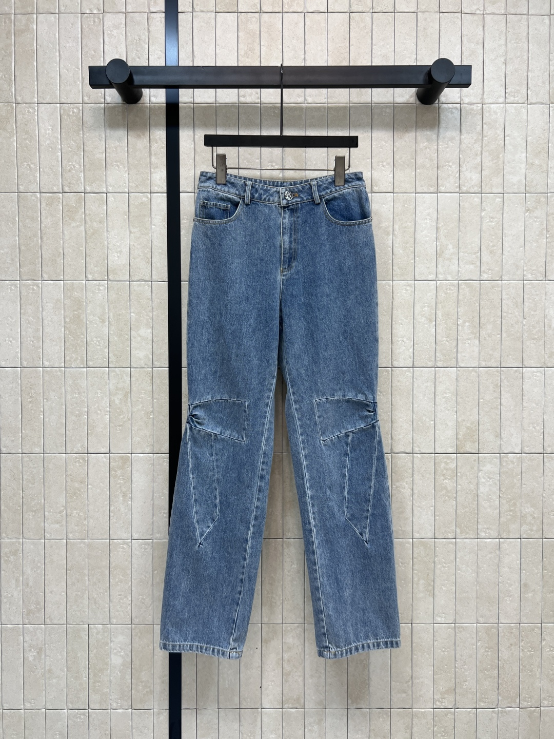 NO:566988,Xiaoxiangjia 25 new autumn and winter low-waisted straight bow jeans, full of retro feel, straight version, moderate length, easy to control in daily casual wear, match with short tops or shirts, easily get retro street style, one color and three sizes,,chanel,jeans,shirts,alexander wang19860909小香家 25秋冬新款 低腰直筒蝴蝶结牛仔裤 复古感满满 直筒版型 裤长适中 日常休闲都能轻松驾驭 搭配短款上衣或衬衫 轻松get复古街头风一色三码,,chanel,jeans,shirts,alexander wang,Women's clothing