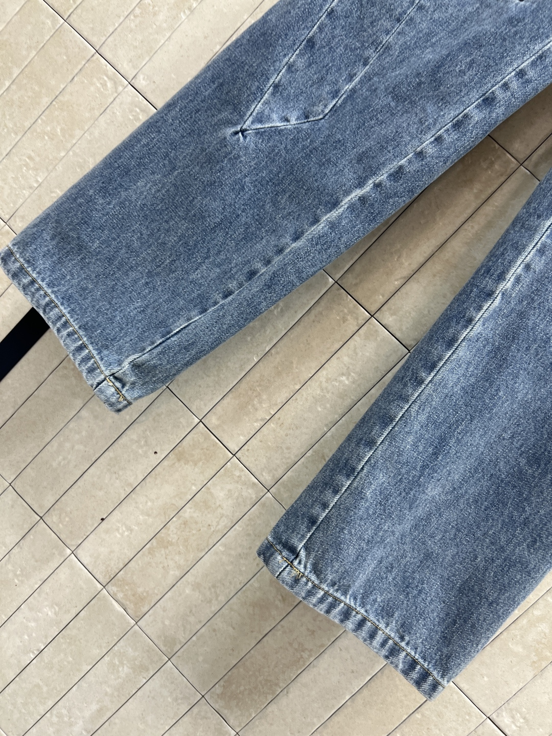 小香家 25秋冬新款 低腰直筒蝴蝶结牛仔裤 复古感满满 直筒版型 裤长适中 日常休闲都能轻松驾驭 搭配短