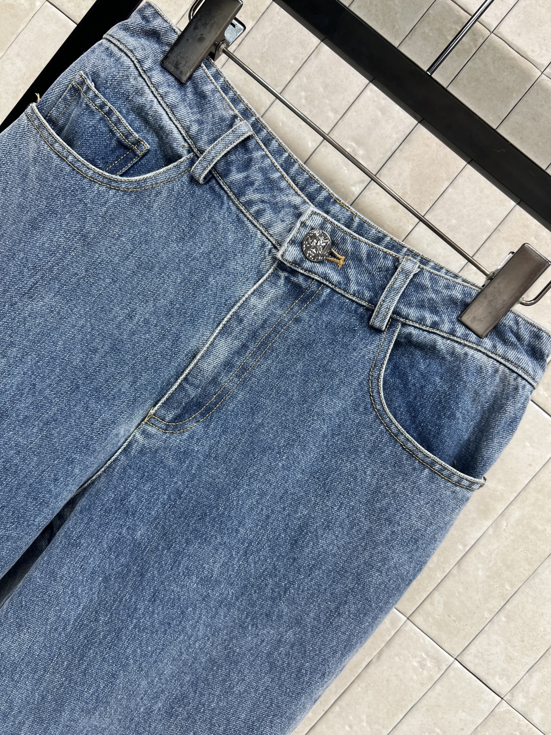 小香家 25秋冬新款 低腰直筒蝴蝶结牛仔裤 复古感满满 直筒版型 裤长适中 日常休闲都能轻松驾驭 搭配短