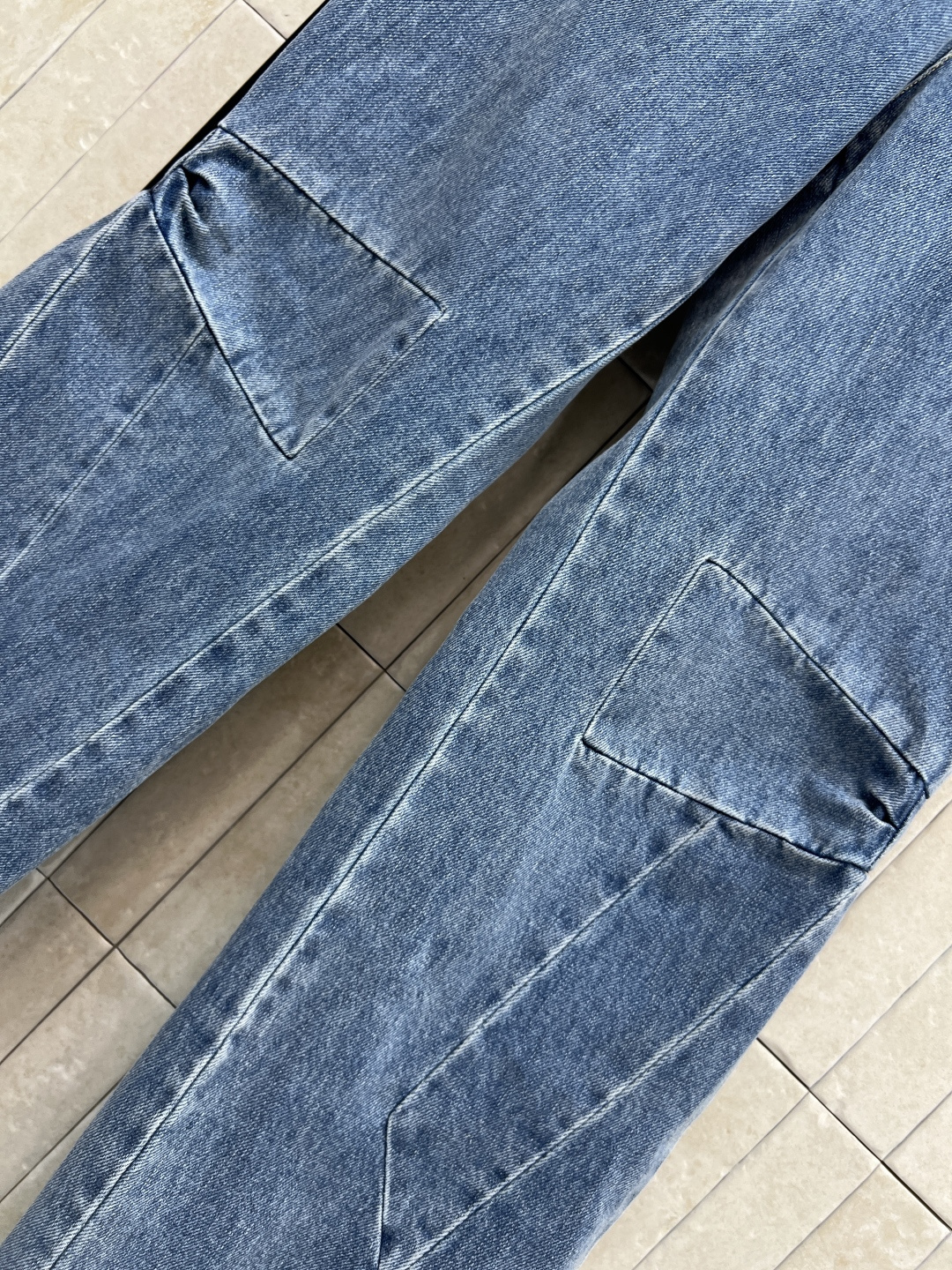 小香家 25秋冬新款 低腰直筒蝴蝶结牛仔裤 复古感满满 直筒版型 裤长适中 日常休闲都能轻松驾驭 搭配短