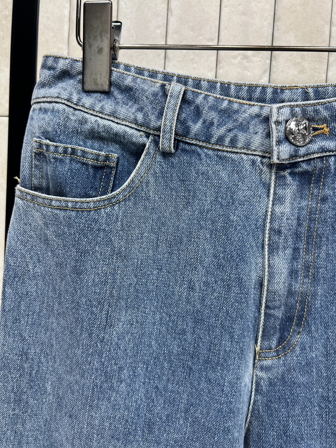 小香家 25秋冬新款 低腰直筒蝴蝶结牛仔裤 复古感满满 直筒版型 裤长适中 日常休闲都能轻松驾驭 搭配短