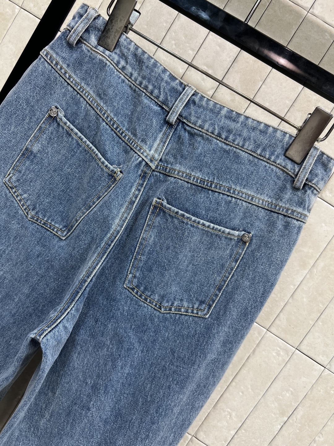 小香家 25秋冬新款 低腰直筒蝴蝶结牛仔裤 复古感满满 直筒版型 裤长适中 日常休闲都能轻松驾驭 搭配短