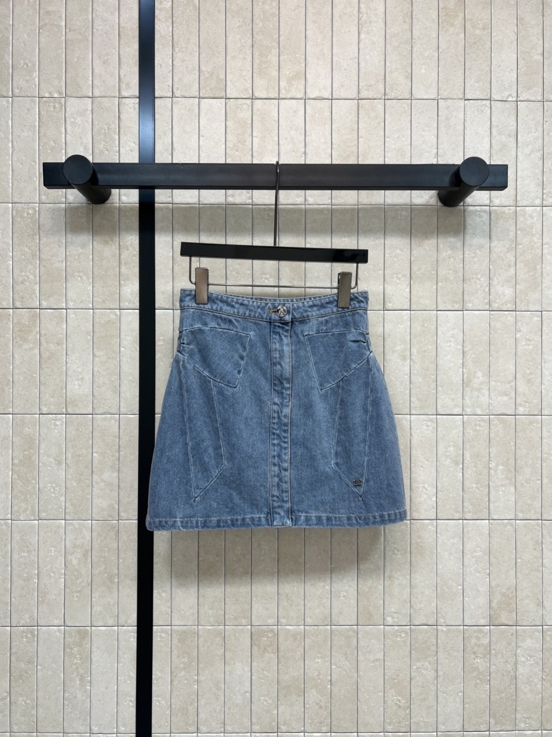 NO:566992,Xiaoxiangjia 25 new autumn and winter high-waist bow denim skirt. Full of retro sweet and cool style. The A-line skirt modifies the body shape. Pear-shaped body friendly. Raise the waistline to make you slimmer and cover the hips. Pair with a short top, T-shirt or suspender belt. Easily switch between energetic sweet girl or spicy fun style. Super practical for daily wear!  One color, three sizes, chanel, skirts, tees, t-shirt, alexander wang19860909小香家 25秋冬新款 高腰蝴蝶结牛仔短裙 复古甜酷风满满 A字裙摆修饰身形 梨形身材友好 拉高腰线显瘦又遮胯 搭配短上衣、T恤或吊带 轻松切换元气甜妹or辣趣风 日常穿搭超实用！一色三码,,chanel,skirts,tees，t-shirt,alexander wang,Women's clothing
