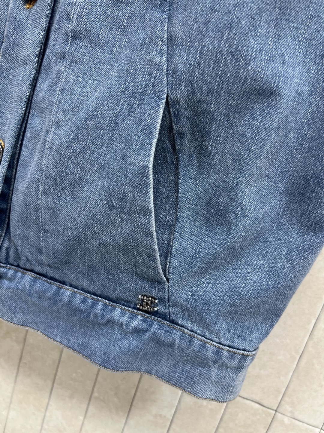 小香家 25秋冬新款 蝴蝶结牛仔马甲 胸前大蝴蝶结 甜美又叛逆随性子 圆领设计修饰颈部线条 春夏秋冬都能