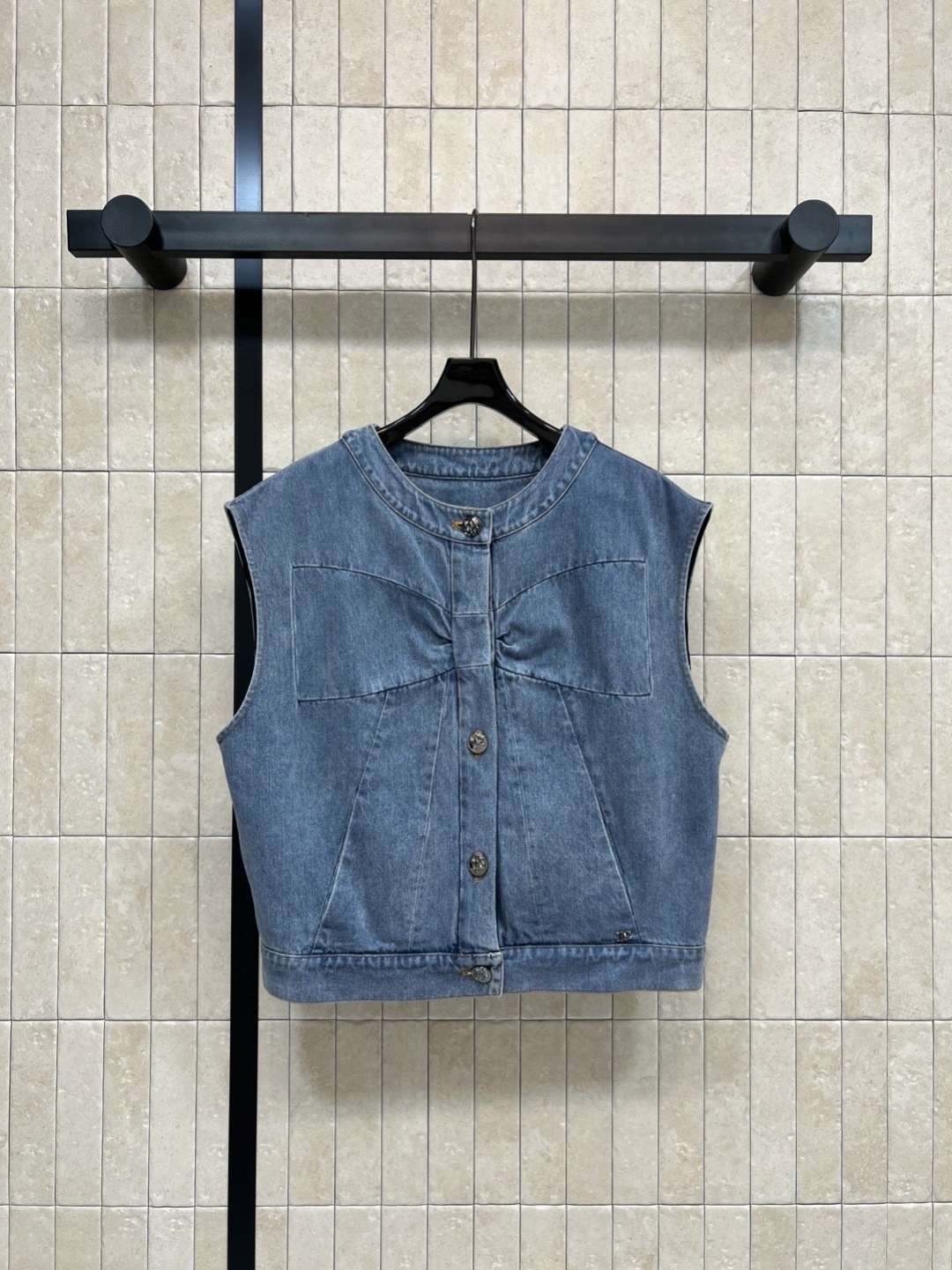 NO:566996,Xiaoxiangjia 25 new autumn and winter style bow denim vest, big bow on the chest, sweet and rebellious and casual, round neck design to modify the neck line, can be worn in spring, summer, autumn and winter, versatile and easy to choose!  Customized bow pattern buttons make it easy to put on and take off. It is practical and has a sense of design. It can be easily worn in daily casual or casual styles. It can be paired with short skirts from the same series. The long version is super fashionable. Three sizes in one color, chanel, skirts, alexander wang19860909小香家 25秋冬新款 蝴蝶结牛仔马甲 胸前大蝴蝶结 甜美又叛逆随性子 圆领设计修饰颈部线条 春夏秋冬都能穿 百搭不挑人！定制蝴蝶结图案纽扣方便穿脱 实用又有设计感 日常休闲或轻熟风都能轻松驾驭 搭配同系列短裙 长款超时髦 一色三码,,chanel,skirts,alexander wang,Women's clothing