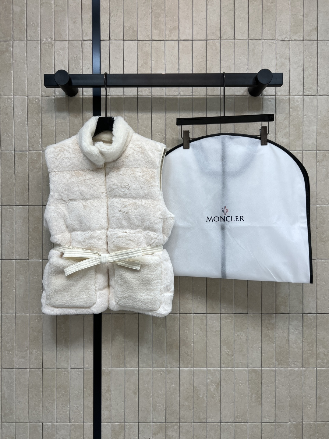 NO:567006,Comes with dust bag M Home 25 new autumn and winter style Teddy velvet stand-up collar vest, soft teddy velvet outer layer + matte synthetic fabric lining, national standard 90 goose down filling, light and warm, comes with a drawstring belt of the same color, you can switch between waist tightening or looseness, you can control it from lazy to smart!  Great for layering or wearing alone in autumn and winter. Practical and fashionable. Two colors and four sizes, 1-2-3-4,,down jacket,alexander wang19860909配防尘袋M家 25秋冬新款 泰迪绒羽绒立领马甲 外层柔软泰迪绒+内衬哑光合成面料 国标90鹅绒填充 轻盈又保暖 附同色抽绳腰带 收腰or宽松随心切换 慵懒or干练都能驾驭！秋冬叠穿大衣或单穿都很出彩 实用又时髦 两色四码 1-2-3-4,,down jacket,alexander wang,Women's clothing