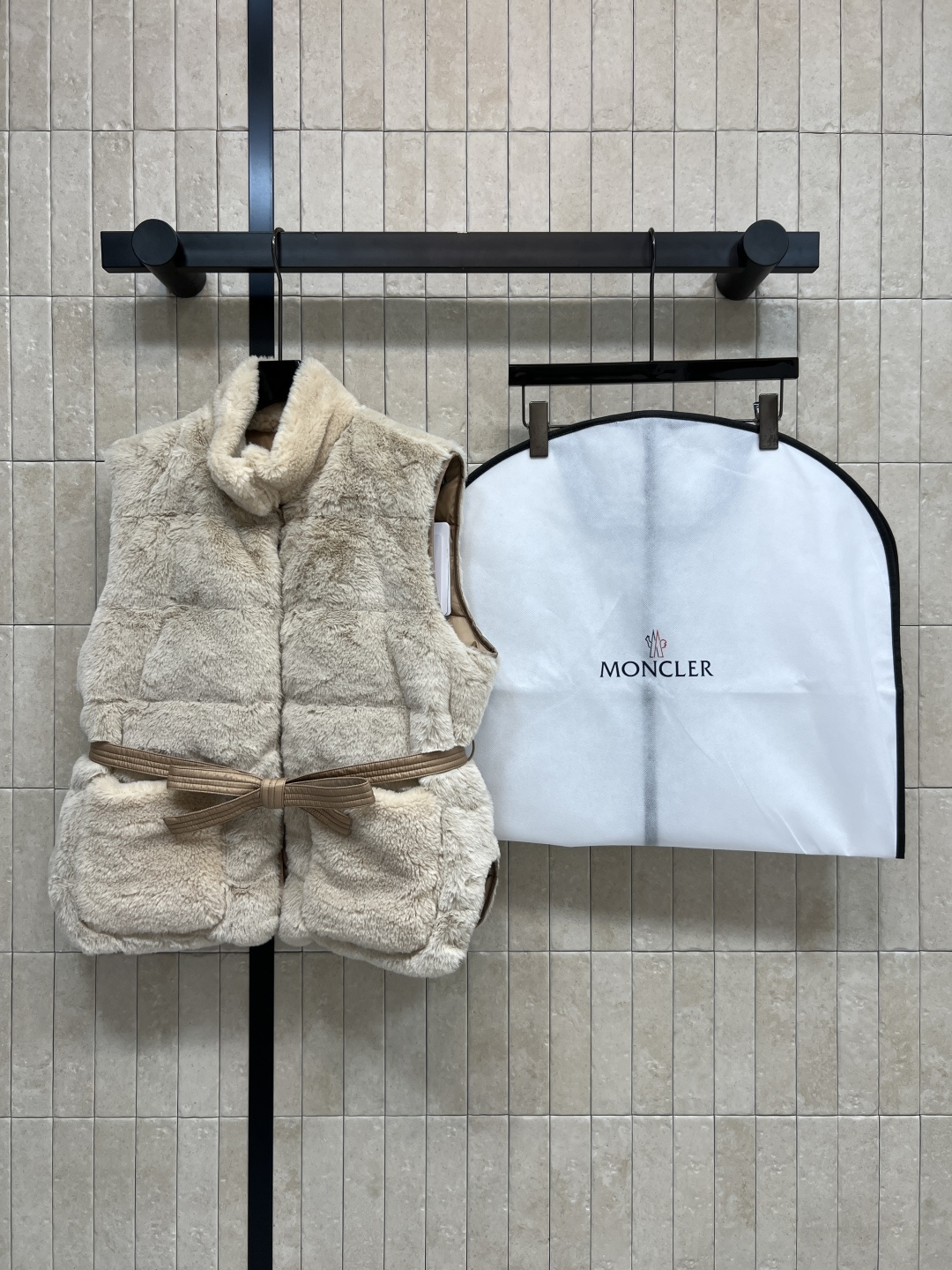 NO:567010,Comes with dust bag M Home 25 new autumn and winter style Teddy velvet stand-up collar vest, soft teddy velvet outer layer + matte synthetic fabric lining, national standard 90 goose down filling, light and warm, comes with a drawstring belt of the same color, you can switch between waist tightening or looseness, you can control it from lazy to smart!  Great for layering or wearing alone in autumn and winter. Practical and fashionable. Two colors and four sizes, 1-2-3-4,,down jacket,alexander wang19860909配防尘袋M家 25秋冬新款 泰迪绒羽绒立领马甲 外层柔软泰迪绒+内衬哑光合成面料 国标90鹅绒填充 轻盈又保暖 附同色抽绳腰带 收腰or宽松随心切换 慵懒or干练都能驾驭！秋冬叠穿大衣或单穿都很出彩 实用又时髦 两色四码 1-2-3-4,,down jacket,alexander wang,Women's clothing