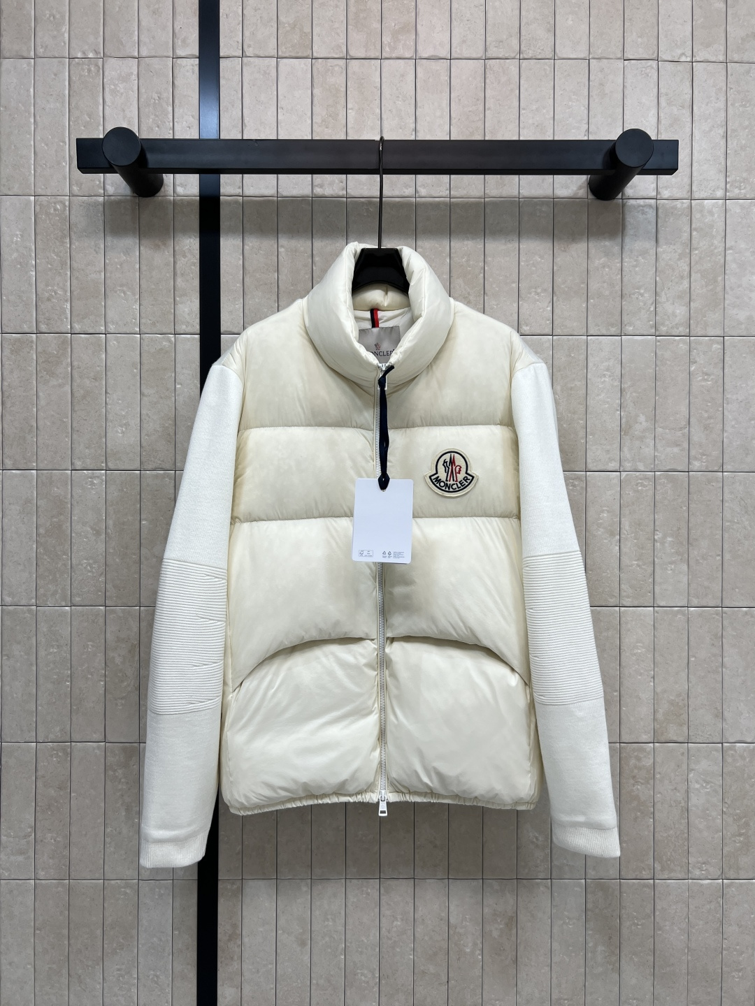 NO:567018,Comes with dust bag M Home 25 new autumn and winter knitted down jacket, knitted cuffs spliced ​​down body design, soft, comfortable and warm, national standard 90 goose down filling, super suitable for autumn and winter, light and not bulky, suitable for commuting and leisure, embroidered badge on the chest, full of brand sense!  The loose fit is suitable for various body types. Pair it with a sweatshirt or shirt. It has a gentle temperament and is easy to get. It is a must-have item for every season. Two colors and 5 sizes. 1-2-3-4-5,,hoodie,sweatshirts,jackets & coats,shirts,down jacket,alexander wang19860909配防尘袋M家 25秋冬新款 针织拼接羽绒外套 针织袖口拼接羽绒衣身设计 柔软舒适又保暖 国标90鹅绒填充 秋冬穿超合适 轻薄不臃肿 通勤休闲都能驾驭 胸口刺绣徽章点缀 品牌感满满！宽松版型适合多种身材 搭配卫衣或衬衫 温柔气质轻松get 换季必备单品两色5码 1-2-3-4-5,,hoodie,sweatshirts,jackets & coats,shirts,down jacket,alexander wang,Women's clothing