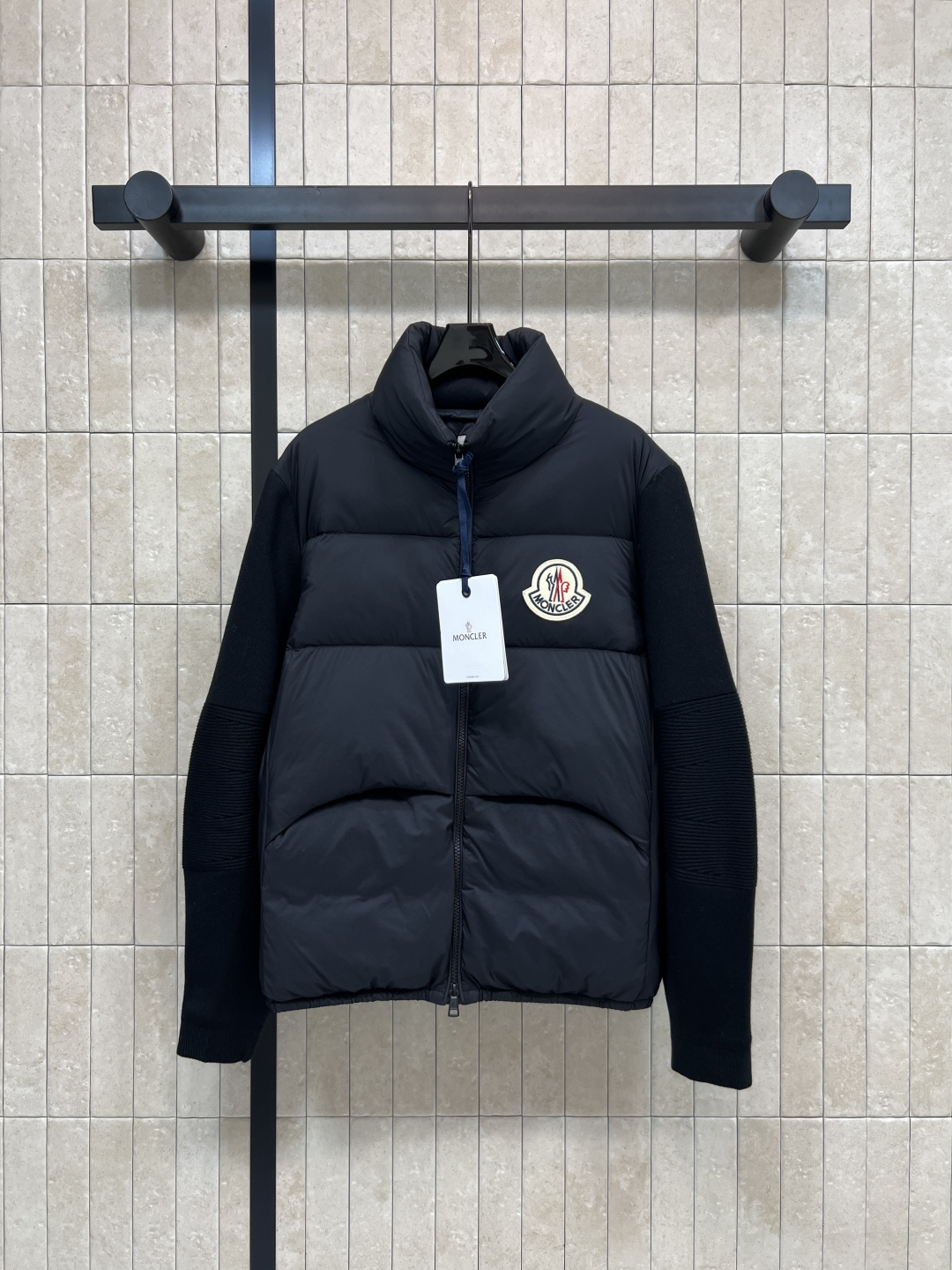 NO:567023,Comes with dust bag M Home 25 new autumn and winter knitted down jacket, knitted cuffs spliced ​​down body design, soft, comfortable and warm, national standard 90 goose down filling, super suitable for autumn and winter, light and not bulky, suitable for commuting and leisure, embroidered badge on the chest, full of brand sense!  The loose fit is suitable for various body types. Pair it with a sweatshirt or shirt. It has a gentle temperament and is easy to get. It is a must-have item for every season. Two colors and 5 sizes. 1-2-3-4-5,,hoodie,sweatshirts,jackets & coats,shirts,down jacket,alexander wang19860909配防尘袋M家 25秋冬新款 针织拼接羽绒外套 针织袖口拼接羽绒衣身设计 柔软舒适又保暖 国标90鹅绒填充 秋冬穿超合适 轻薄不臃肿 通勤休闲都能驾驭 胸口刺绣徽章点缀 品牌感满满！宽松版型适合多种身材 搭配卫衣或衬衫 温柔气质轻松get 换季必备单品两色5码 1-2-3-4-5,,hoodie,sweatshirts,jackets & coats,shirts,down jacket,alexander wang,Women's clothing