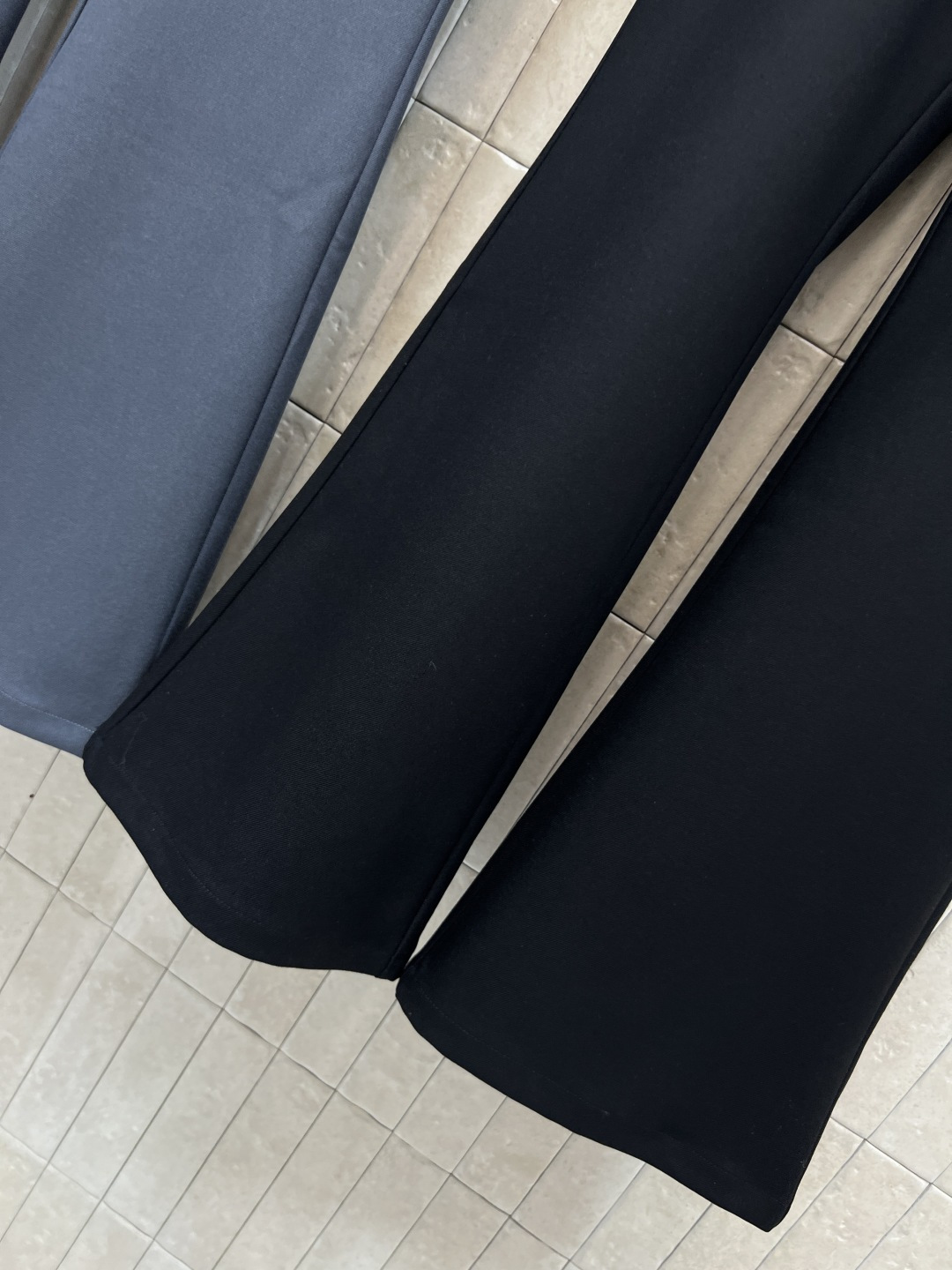 PD家 25秋冬新款 假两件臀帘西装微喇裤 定制西装面料垂坠感超赞 微喇设计 显瘦显腿长超友好！假两件臀