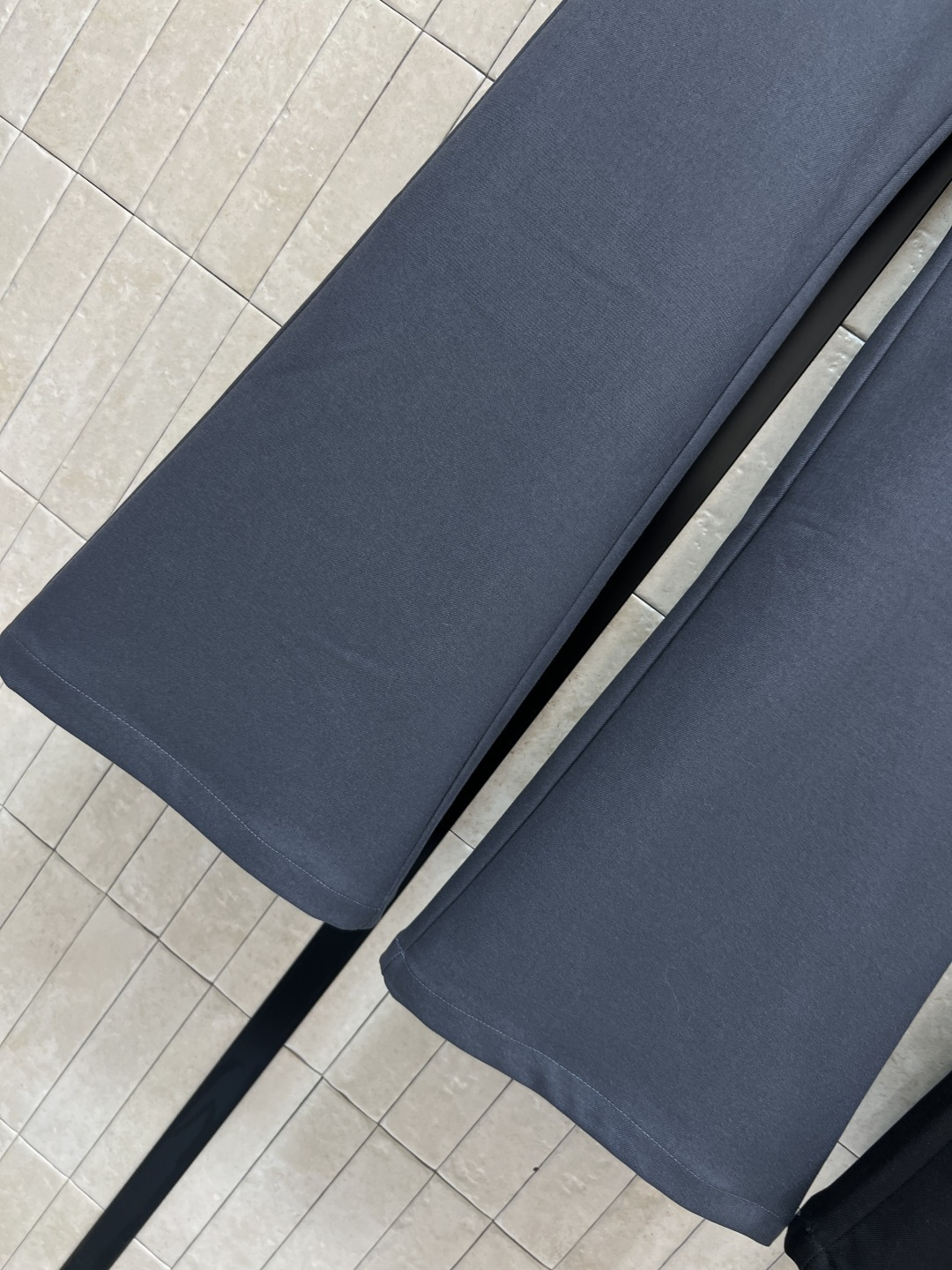 PD家 25秋冬新款 假两件臀帘西装微喇裤 定制西装面料垂坠感超赞 微喇设计 显瘦显腿长超友好！假两件臀