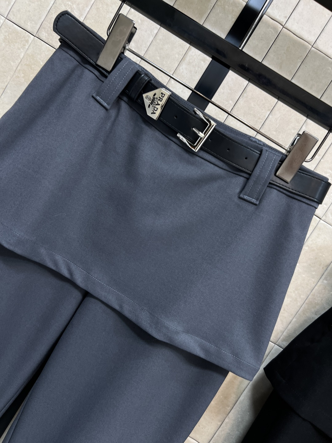 PD家 25秋冬新款 假两件臀帘西装微喇裤 定制西装面料垂坠感超赞 微喇设计 显瘦显腿长超友好！假两件臀