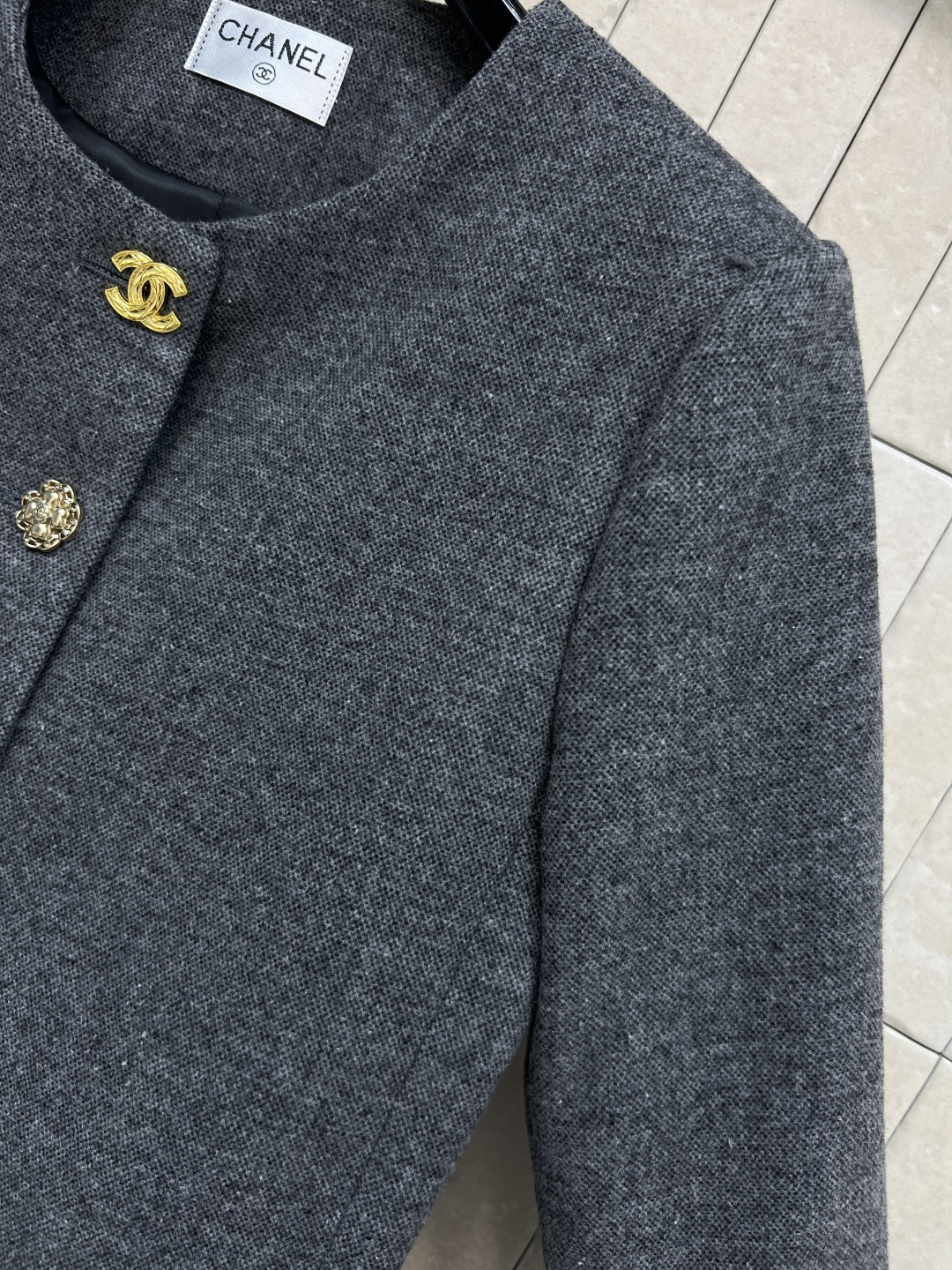 小香家 25秋冬新款 灰色毛呢短款外套 立体剪裁短款宽松版型 上身显瘦又显气质 金色图案纽扣+袖口花朵金