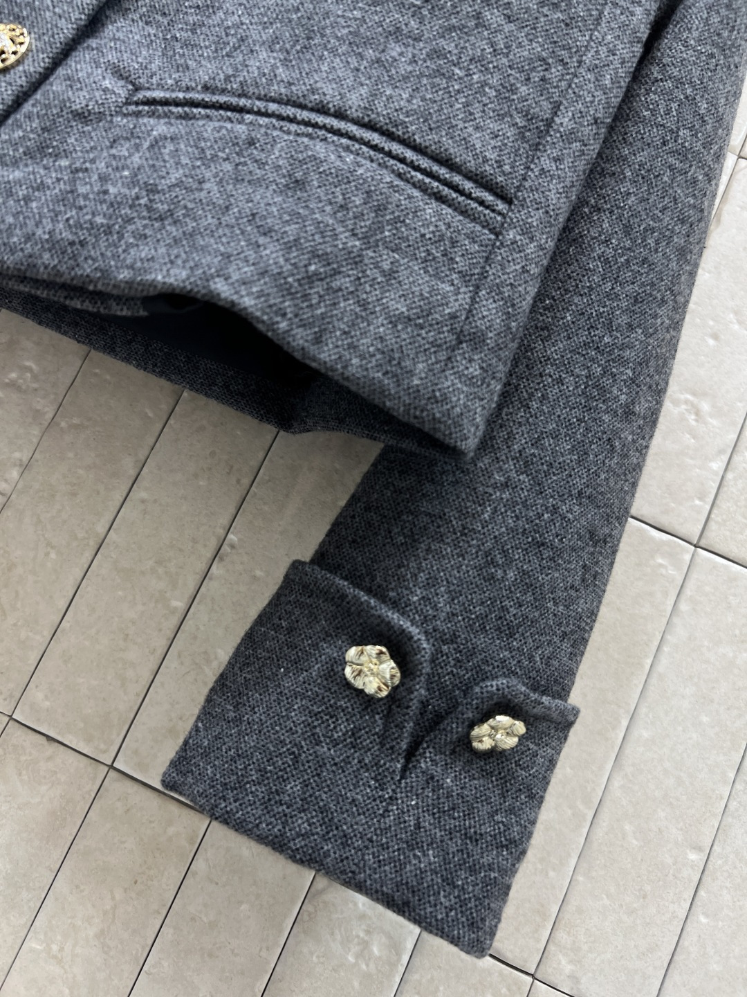 小香家 25秋冬新款 灰色毛呢短款外套 立体剪裁短款宽松版型 上身显瘦又显气质 金色图案纽扣+袖口花朵金