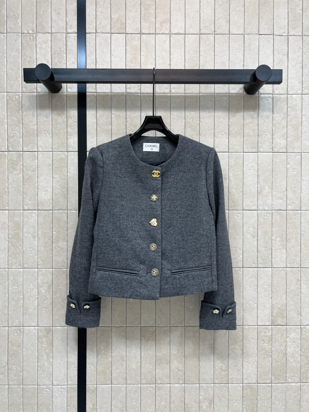 NO:567042,Xiaoxiangjia 25 new autumn and winter style gray woolen short jacket. Three-dimensional cut short loose fit. The upper body is slim and elegant. Gold pattern buttons + cuff flower gold buckle decoration. Perfect details. It goes well with high-waisted pants or skirts. It can be easily worn for commuting and dating. The gray tone is calm and versatile. It can be paired with shoes or short boots. It has an elegant and capable temperament. The Chanel tweed jacket is a must-have classic item in the wardrobe. You can’t go wrong with it no matter how you match it!  One color and three codes,,chanel,chanel,loafers,boots,skirts,jackets & coats,alexander wang19860909小香家 25秋冬新款 灰色毛呢短款外套 立体剪裁短款宽松版型 上身显瘦又显气质 金色图案纽扣+袖口花朵金扣装饰 细节满分 搭配高腰裤或裙都很出彩 通勤约会都能轻松驾驭 灰色调沉稳百搭 配乐福鞋或短靴 优雅干练气质拿捏住啦~香奈儿粗花呢外套是衣橱必备经典单品 怎么搭都不出错！一色三码,,chanel,chanel,loafers,boots,skirts,jackets & coats,alexander wang,Women's clothing