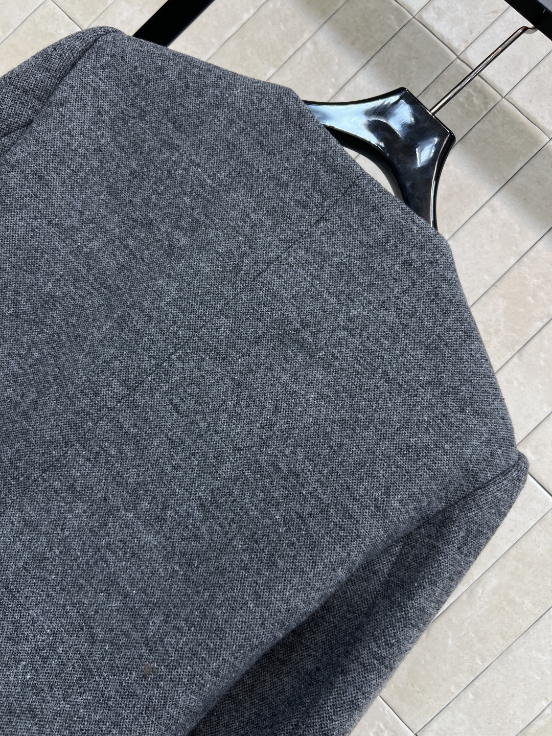 小香家 25秋冬新款 灰色毛呢短款外套 立体剪裁短款宽松版型 上身显瘦又显气质 金色图案纽扣+袖口花朵金