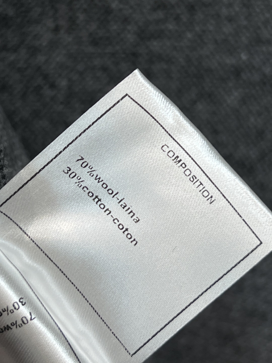 小香家 25秋冬新款 灰色毛呢短款外套 立体剪裁短款宽松版型 上身显瘦又显气质 金色图案纽扣+袖口花朵金