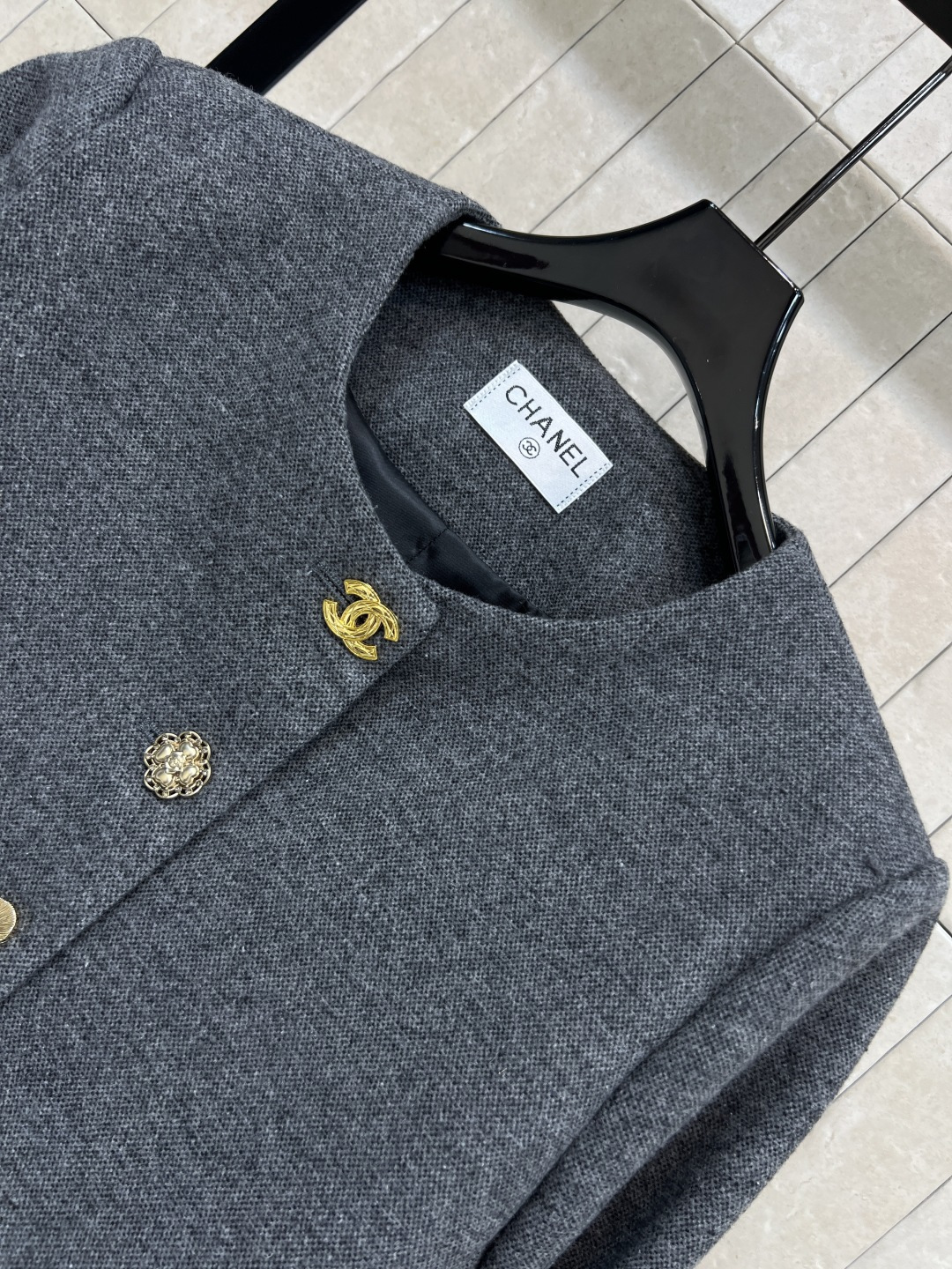 小香家 25秋冬新款 灰色毛呢短款外套 立体剪裁短款宽松版型 上身显瘦又显气质 金色图案纽扣+袖口花朵金