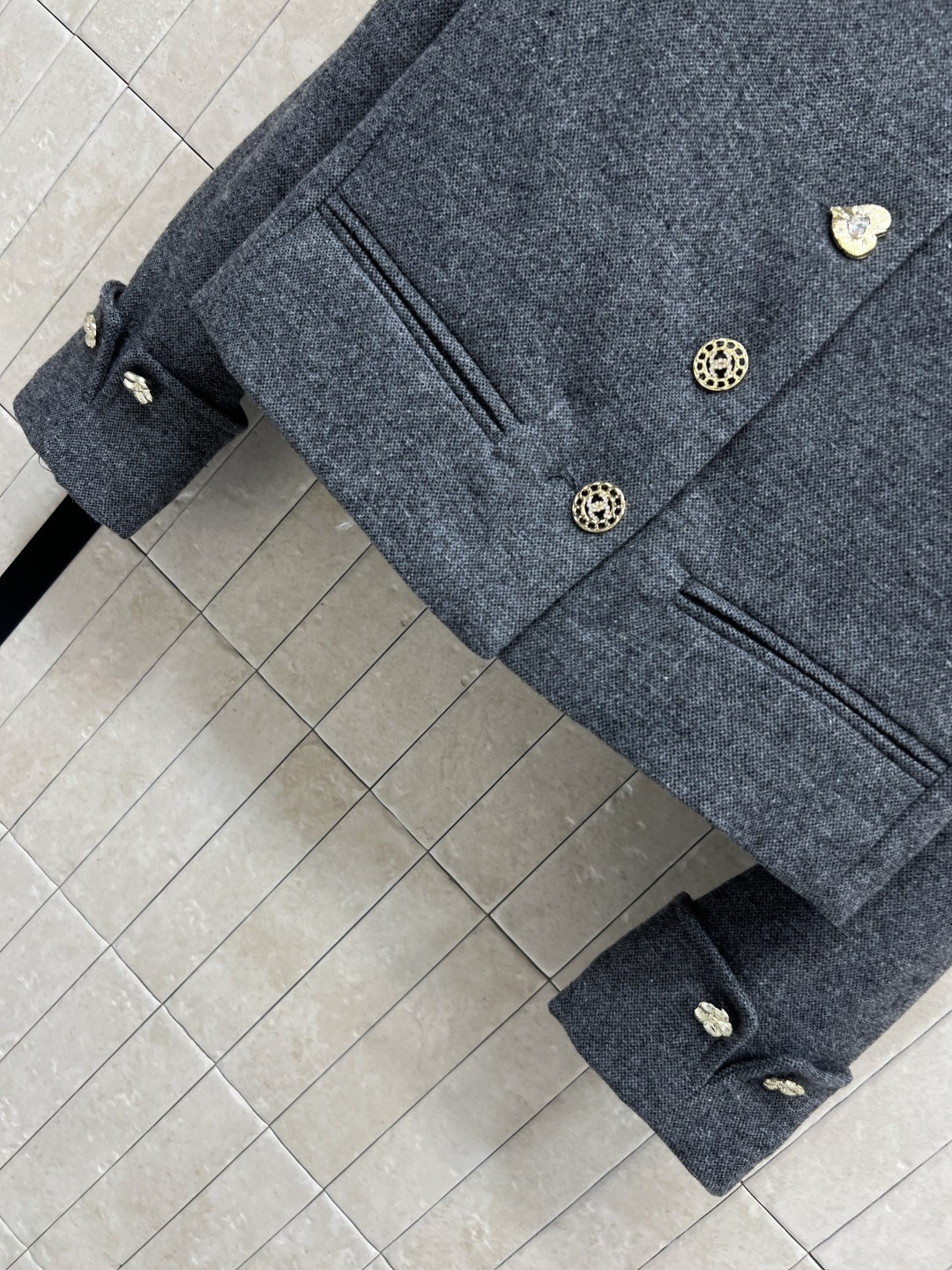 小香家 25秋冬新款 灰色毛呢短款外套 立体剪裁短款宽松版型 上身显瘦又显气质 金色图案纽扣+袖口花朵金