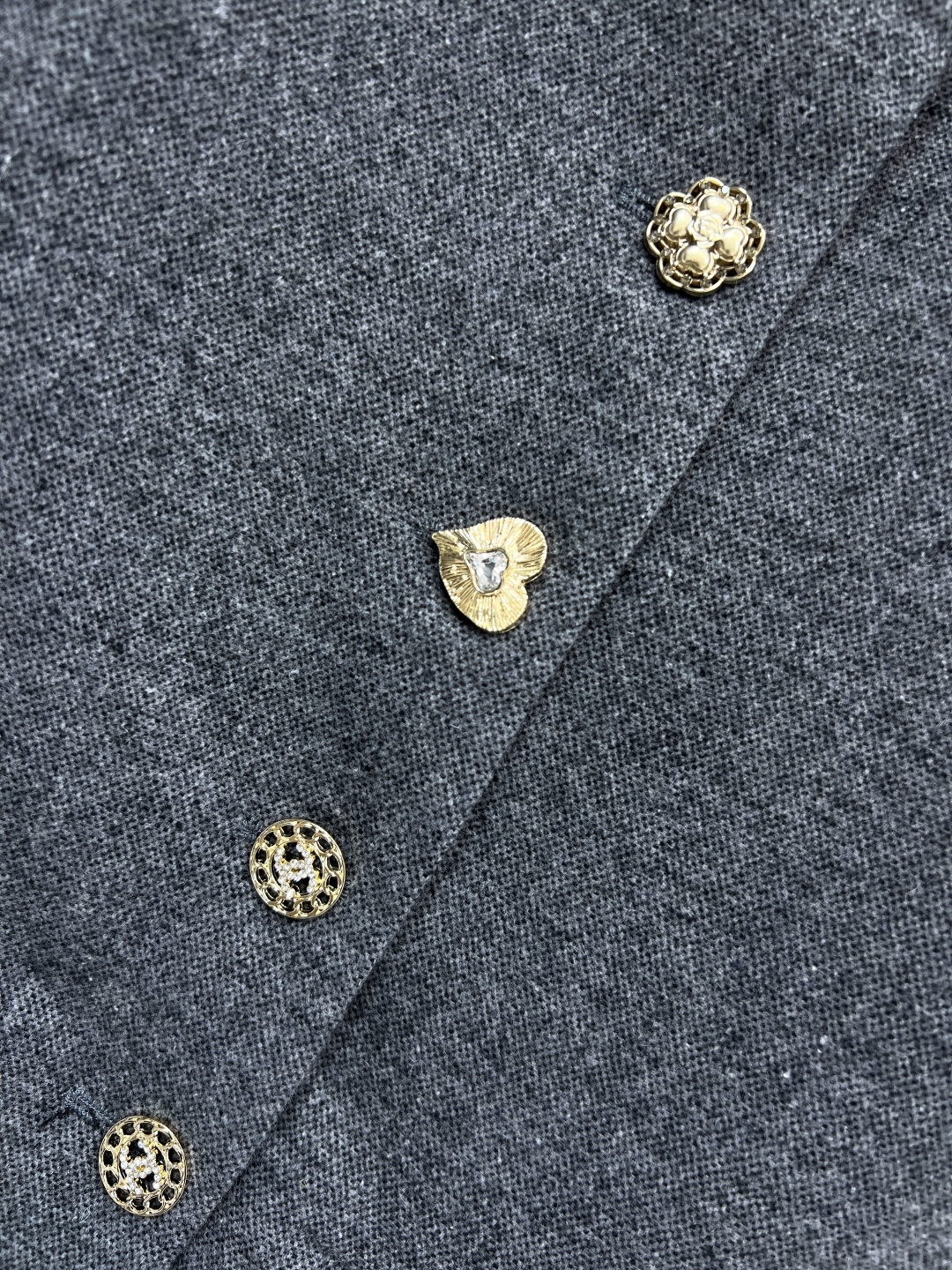 小香家 25秋冬新款 灰色毛呢短款外套 立体剪裁短款宽松版型 上身显瘦又显气质 金色图案纽扣+袖口花朵金