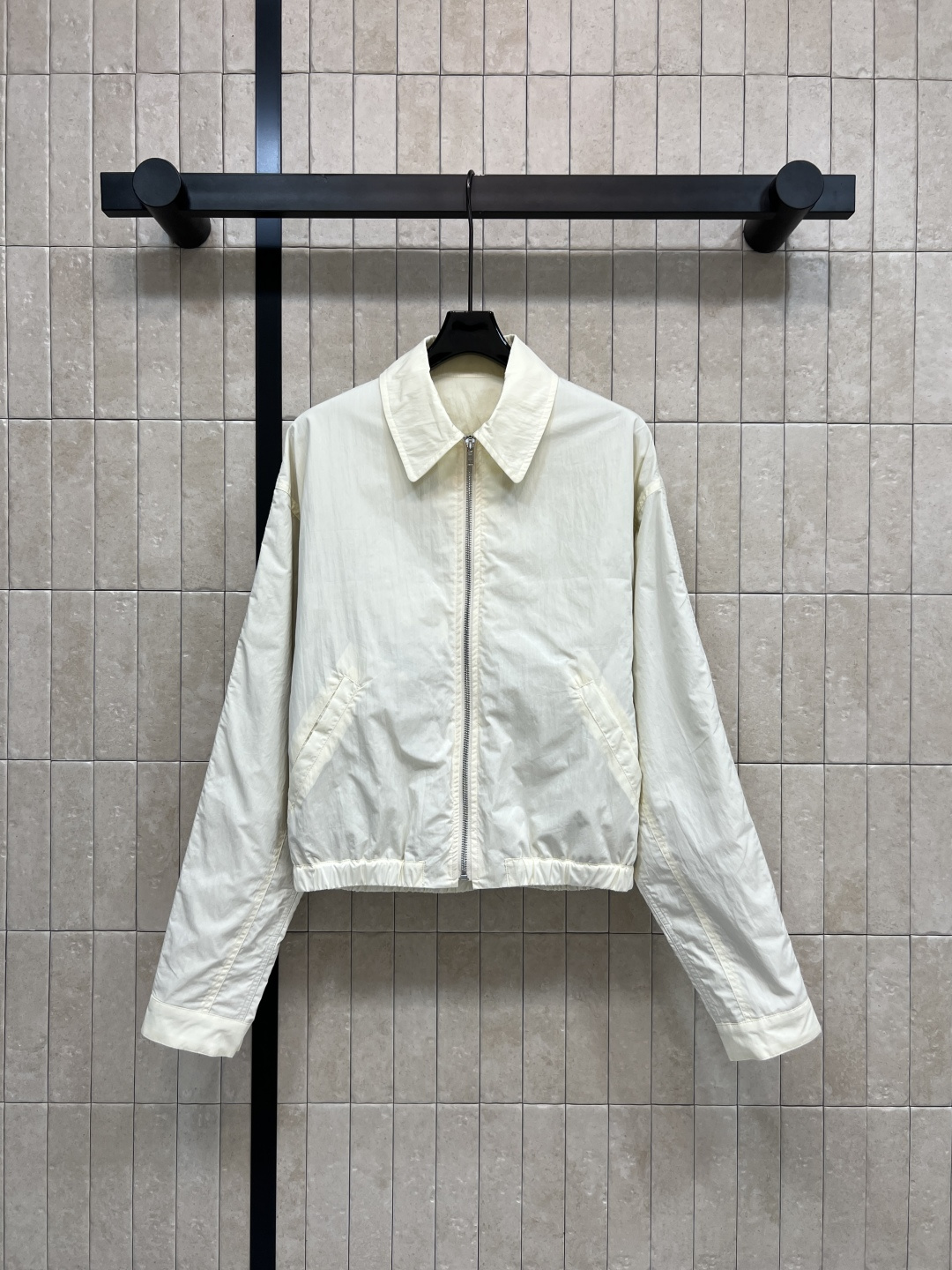 NO:567016,/25 new autumn and winter off-white thin jacket, short silhouette + elastic hem, three-dimensional pleat design is super layered!  Double-layer structure on the back, logo zipper hardware, exquisite details, loose bat-length long-sleeved design, casual and elegant, the first choice for early autumn ~ match with turtleneck, overalls or retro shoulder bag, easy to get the cool intellectual style, suitable for daily commuting or light travel!  One color and three codes, satchels, jackets & coats, alexander wang19860909/25秋冬新款 米白色薄款夹克短款廓形+松紧下摆 立体褶皱设计超有层次感！后背双层结构 logo拉链五金 细节很精致 宽松蝙蝠长袖设计 随性又优雅 早秋穿搭首选~搭配高领衫、工装裤或复古挎包 轻松get清冷知识分子风国 日常通勤或轻便出行都很适合！一色三码,,satchels,jackets & coats,alexander wang,Women's clothing