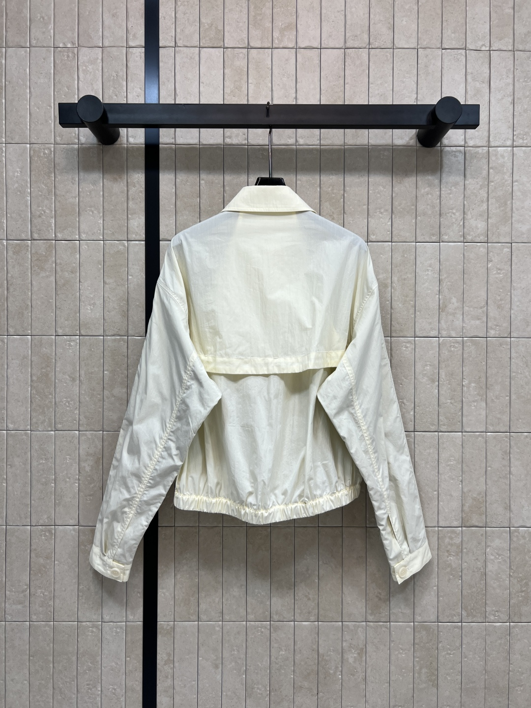 25秋冬新款 米白色薄款夹克短款廓形+松紧下摆 立体褶皱设计超有层次感！后背双层结构 logo拉链五金 