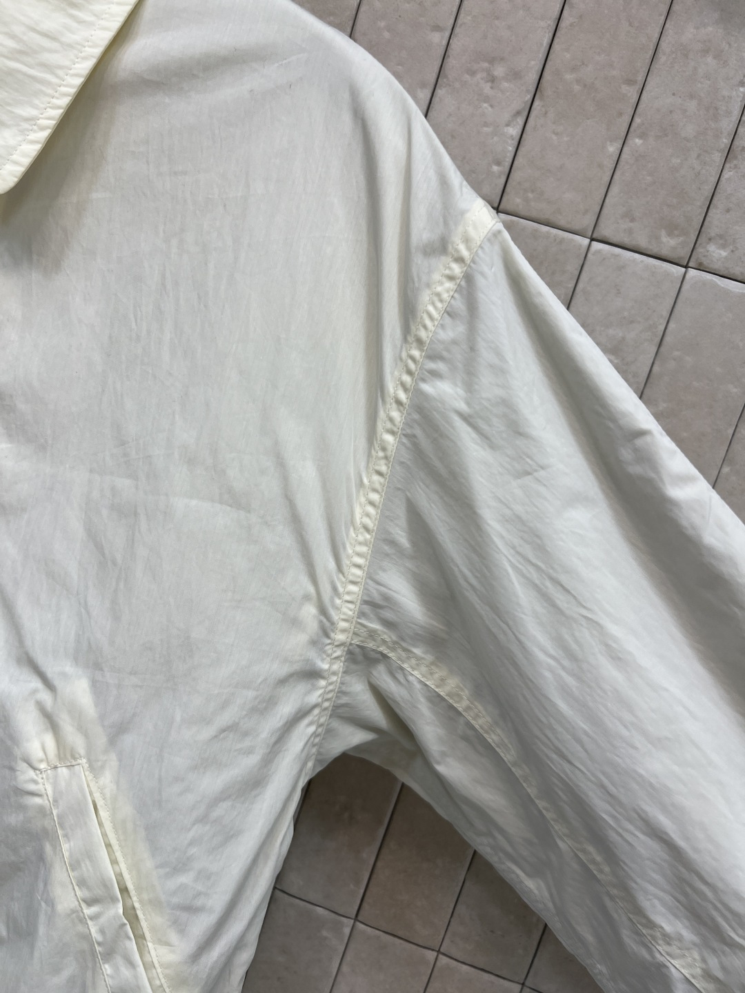 25秋冬新款 米白色薄款夹克短款廓形+松紧下摆 立体褶皱设计超有层次感！后背双层结构 logo拉链五金 