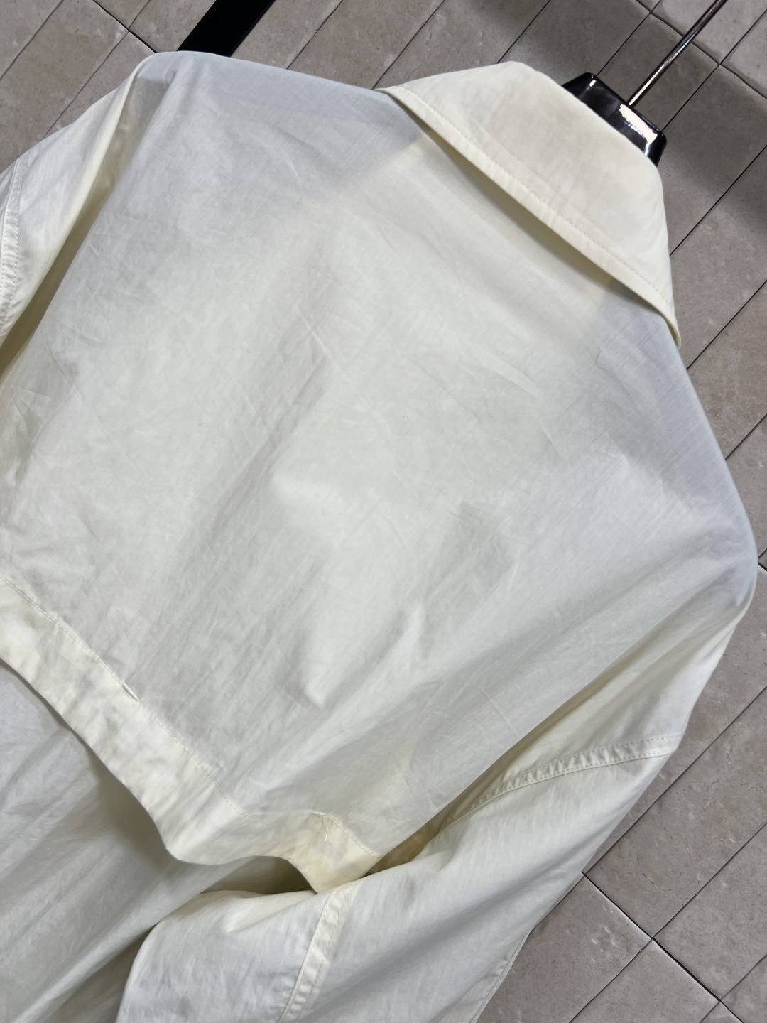 25秋冬新款 米白色薄款夹克短款廓形+松紧下摆 立体褶皱设计超有层次感！后背双层结构 logo拉链五金 