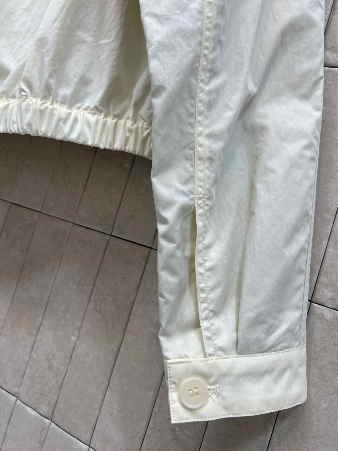 25秋冬新款 米白色薄款夹克短款廓形+松紧下摆 立体褶皱设计超有层次感！后背双层结构 logo拉链五金 