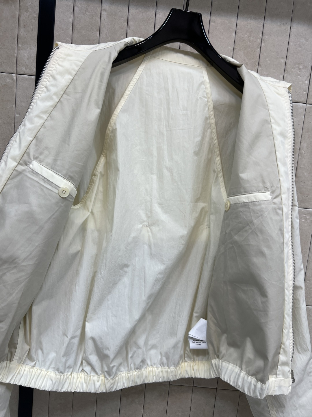 25秋冬新款 米白色薄款夹克短款廓形+松紧下摆 立体褶皱设计超有层次感！后背双层结构 logo拉链五金 