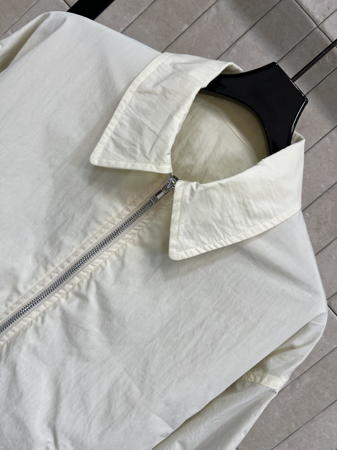 25秋冬新款 米白色薄款夹克短款廓形+松紧下摆 立体褶皱设计超有层次感！后背双层结构 logo拉链五金 