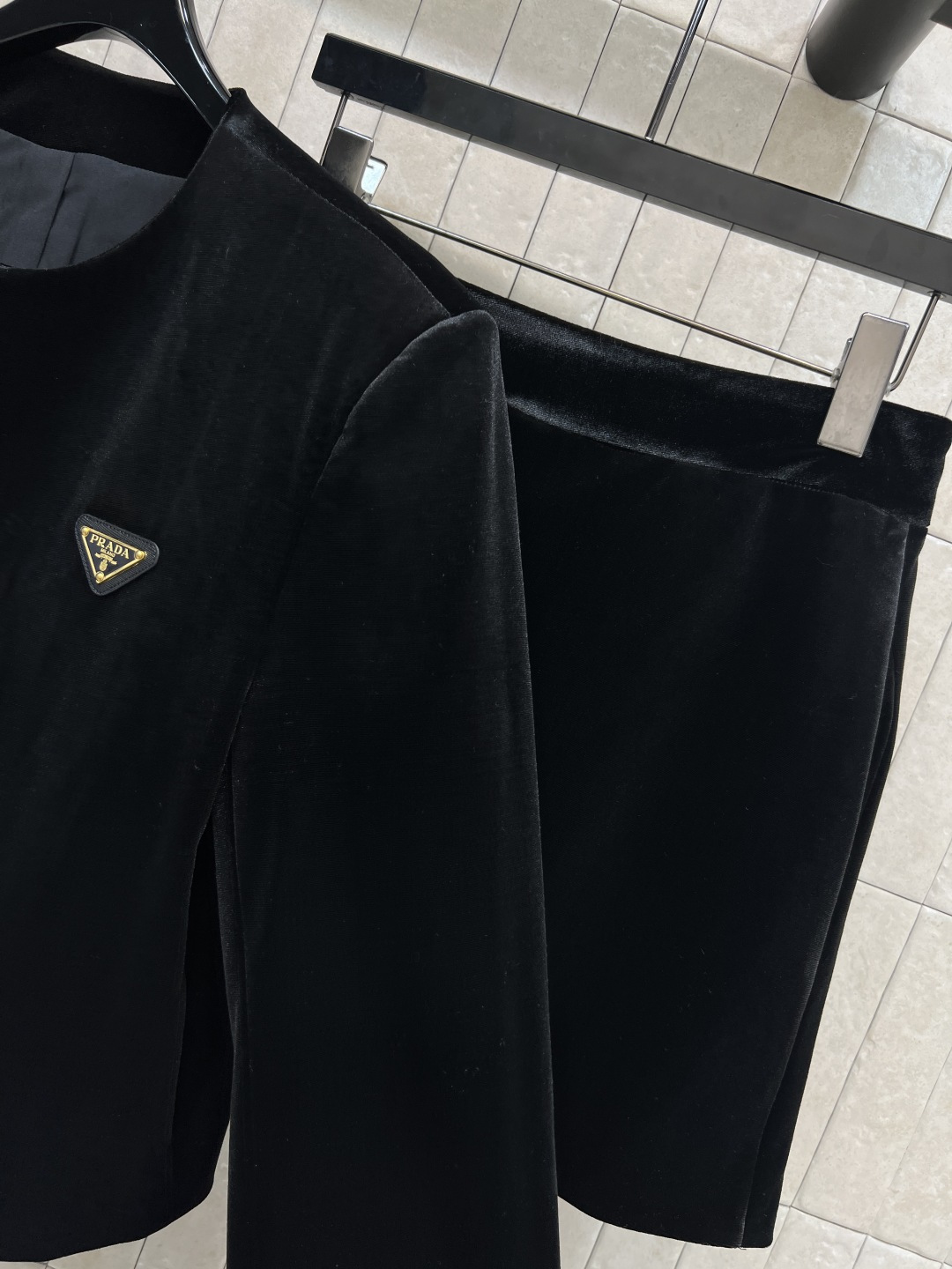 PD家 25秋冬新款 三角标黑色丝绒套装 圆领短款外套 +高腰搭片裤裙 定制黑色丝绒面料柔软有光泽 金色