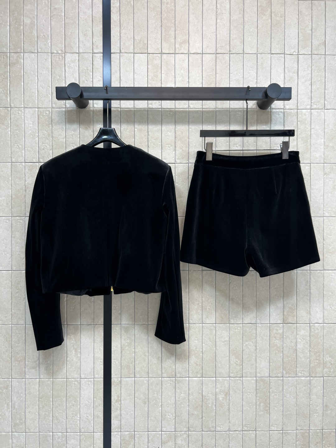 PD家 25秋冬新款 三角标黑色丝绒套装 圆领短款外套 +高腰搭片裤裙 定制黑色丝绒面料柔软有光泽 金色