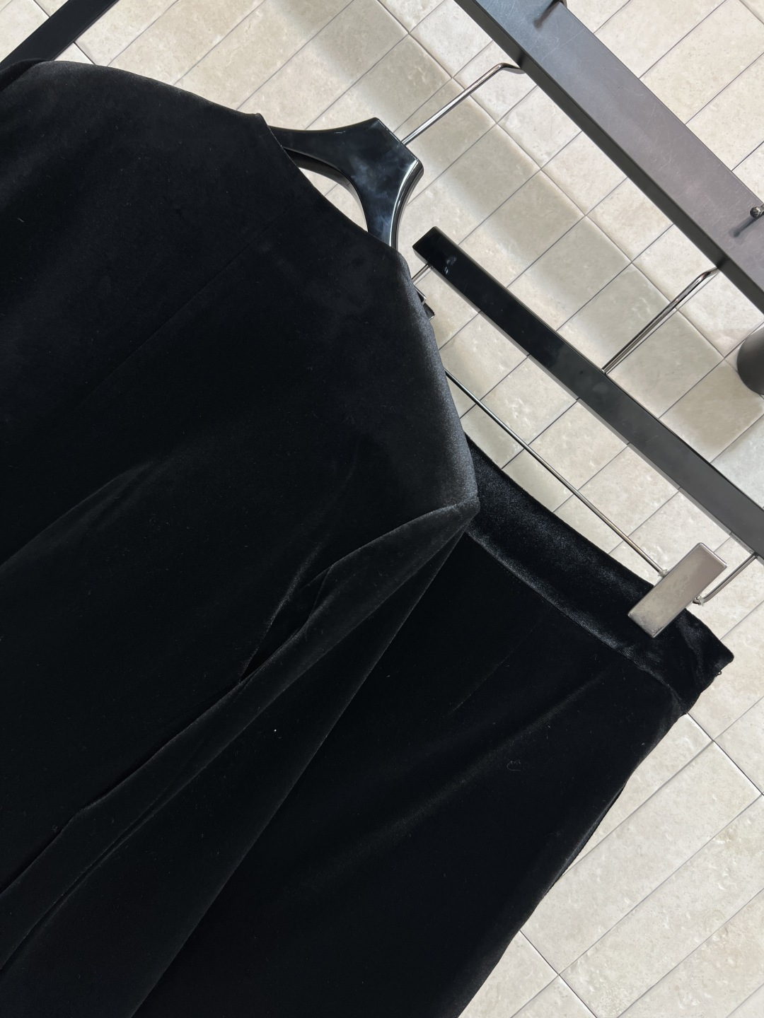 PD家 25秋冬新款 三角标黑色丝绒套装 圆领短款外套 +高腰搭片裤裙 定制黑色丝绒面料柔软有光泽 金色