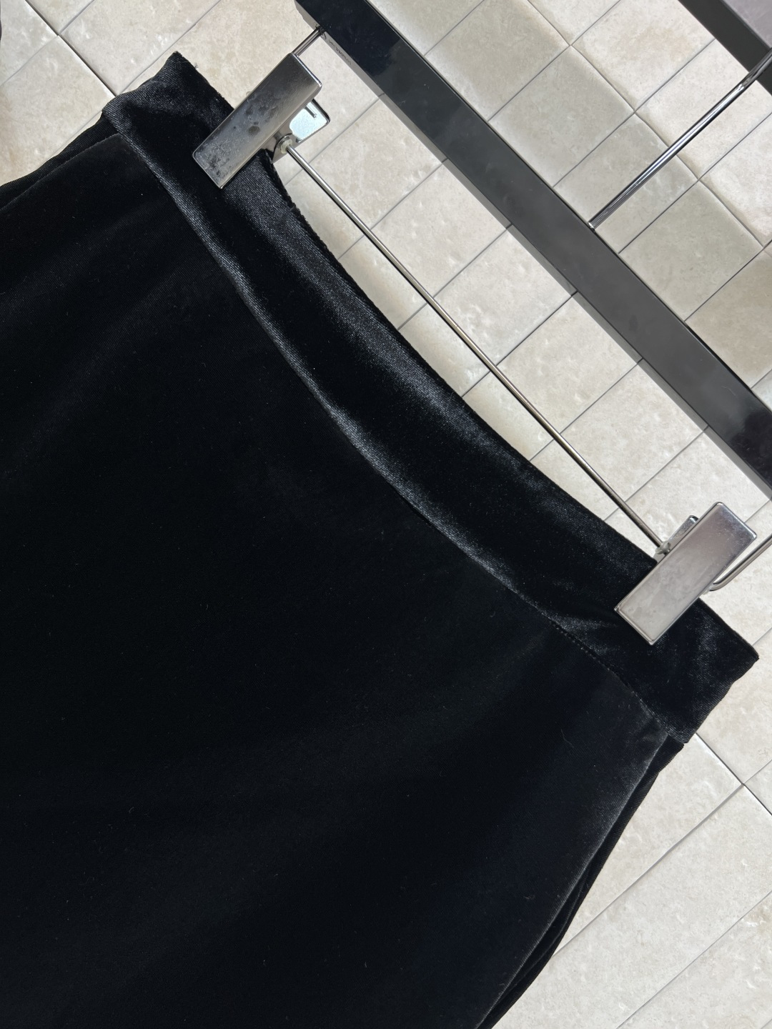 PD家 25秋冬新款 三角标黑色丝绒套装 圆领短款外套 +高腰搭片裤裙 定制黑色丝绒面料柔软有光泽 金色