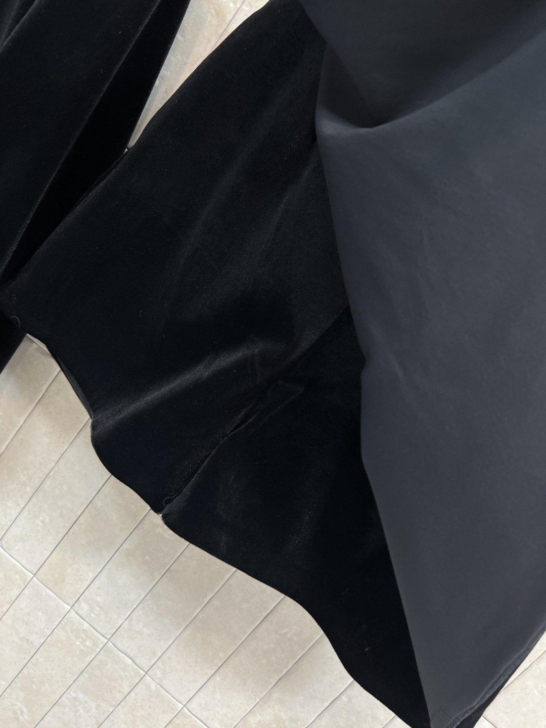 PD家 25秋冬新款 三角标黑色丝绒套装 圆领短款外套 +高腰搭片裤裙 定制黑色丝绒面料柔软有光泽 金色