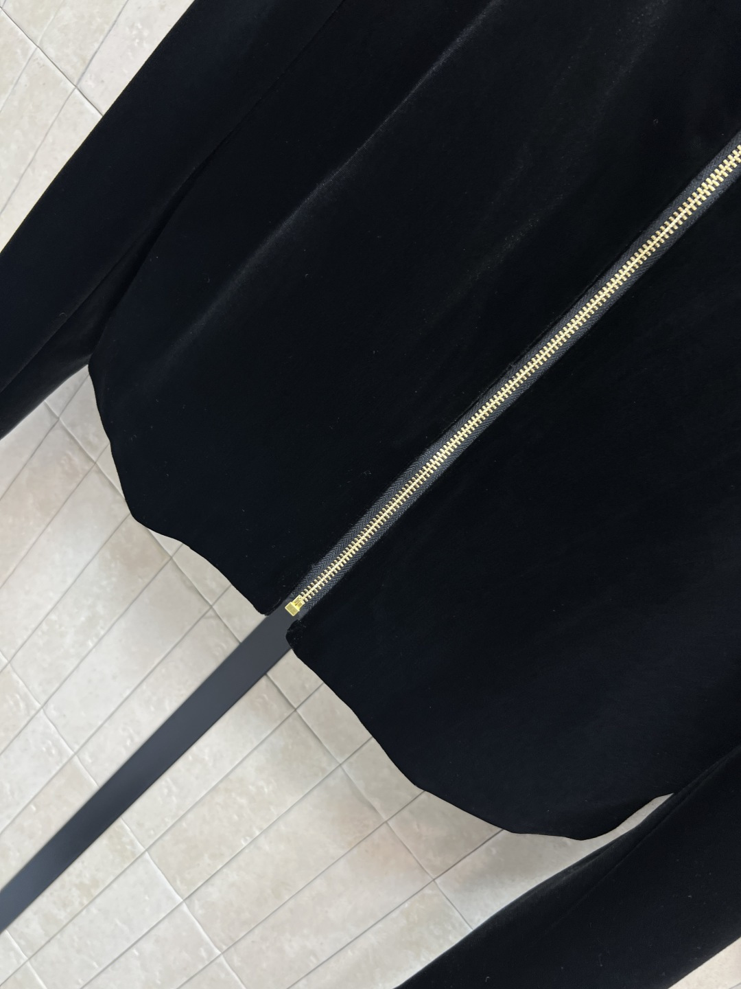 PD家 25秋冬新款 三角标黑色丝绒套装 圆领短款外套 +高腰搭片裤裙 定制黑色丝绒面料柔软有光泽 金色