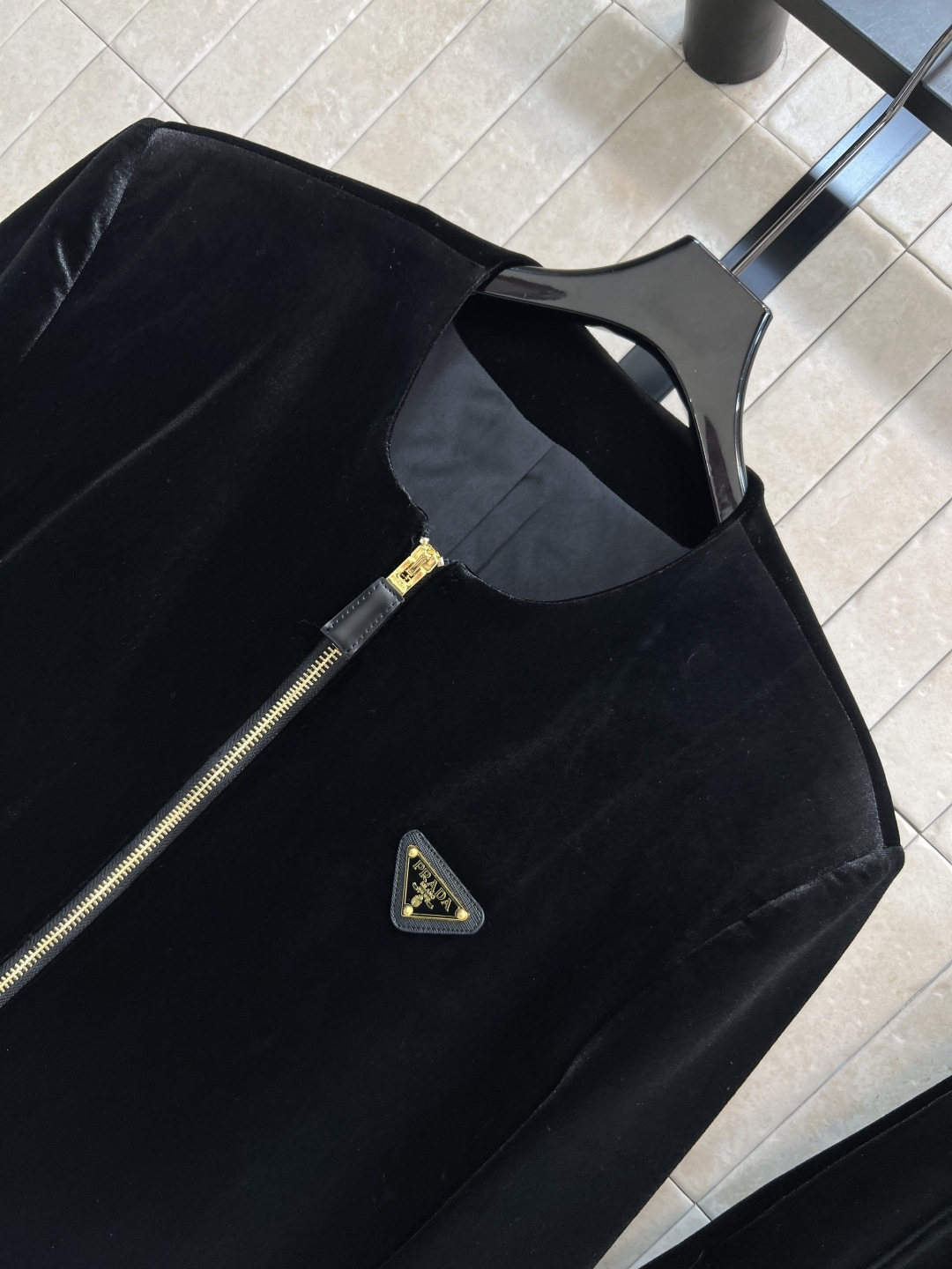 PD家 25秋冬新款 三角标黑色丝绒套装 圆领短款外套 +高腰搭片裤裙 定制黑色丝绒面料柔软有光泽 金色