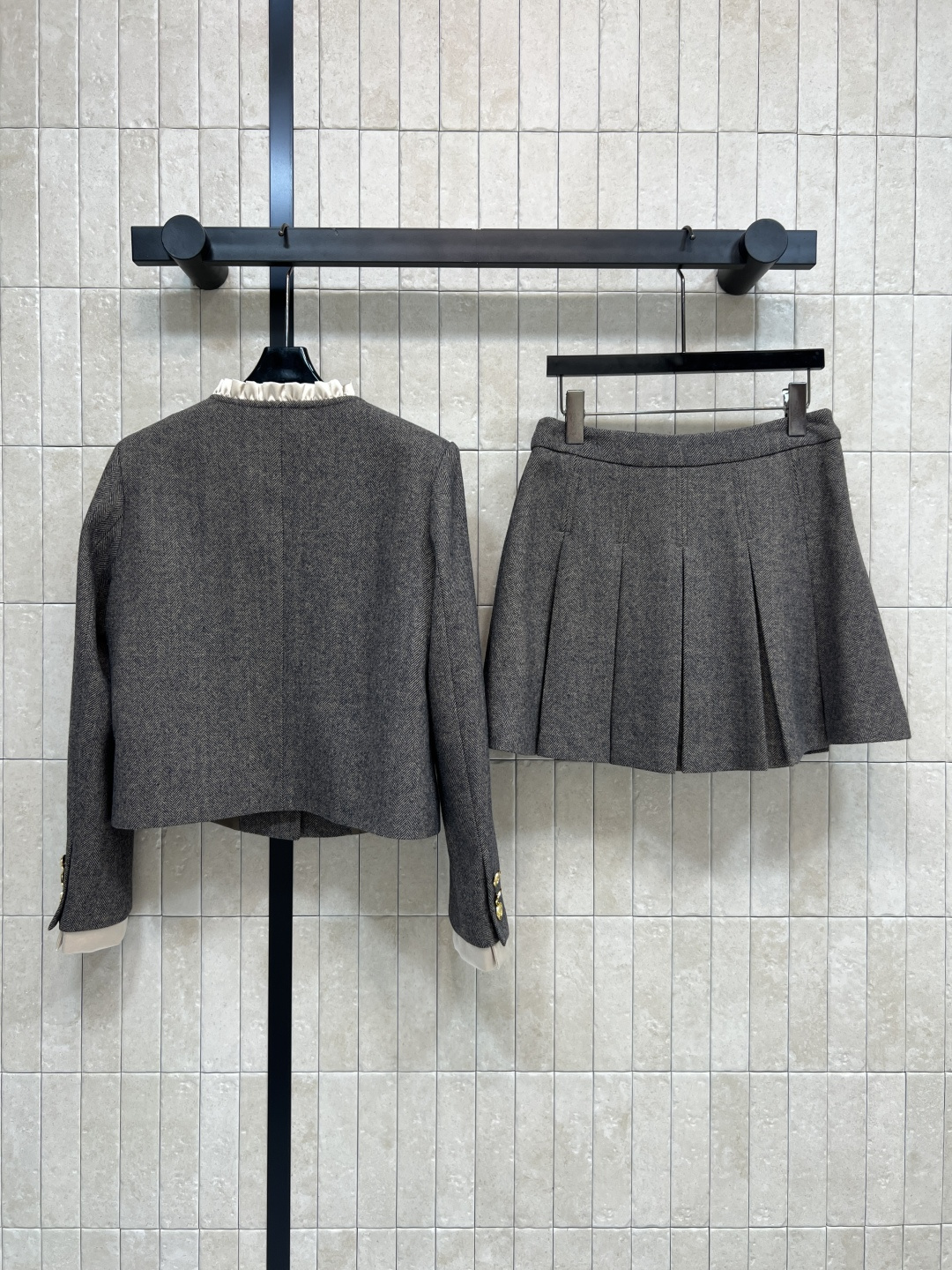 CE家 25秋冬新款 小香风毛呢套装 假两件短款外套+百褶裙 外套领口拼接木耳花边点缀 袖口假两件设计 