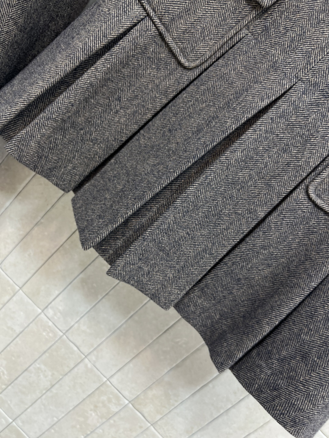 CE家 25秋冬新款 小香风毛呢套装 假两件短款外套+百褶裙 外套领口拼接木耳花边点缀 袖口假两件设计 